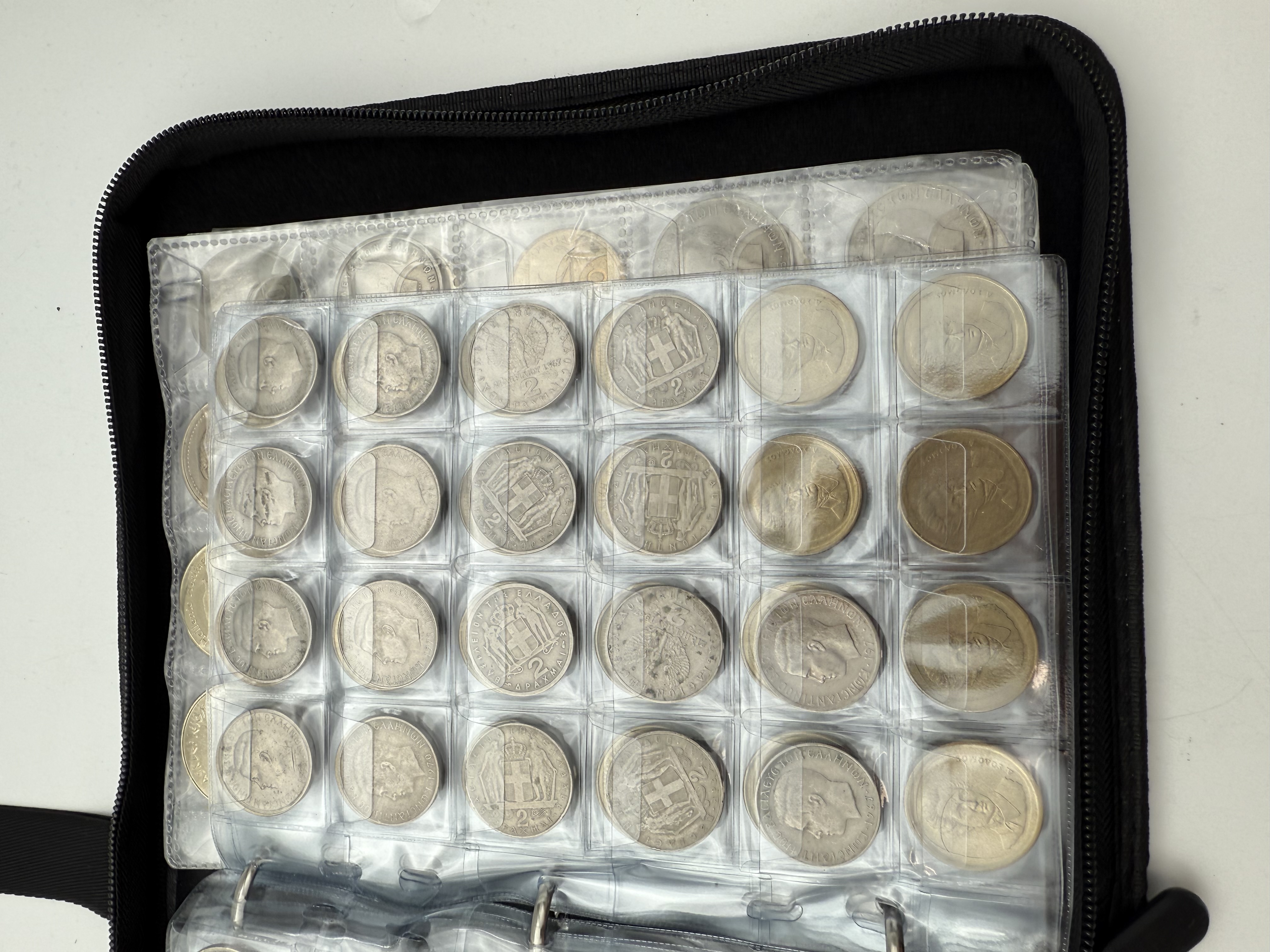 Greece - A collection of several hundred coins arranged in a special coin album, various conditions and years - 1 10