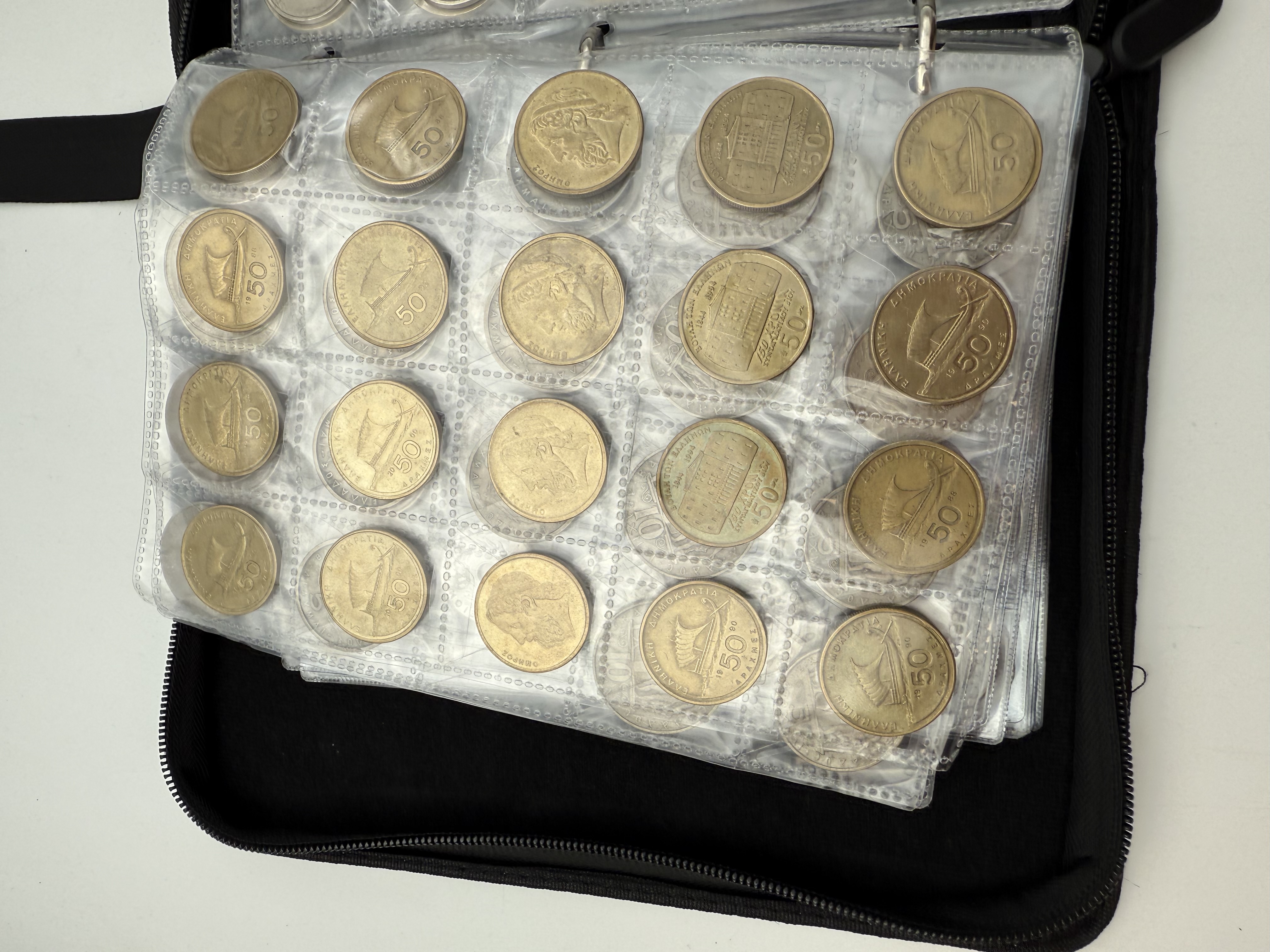 Greece - A collection of several hundred coins arranged in a special coin album, various conditions and years - 1 25