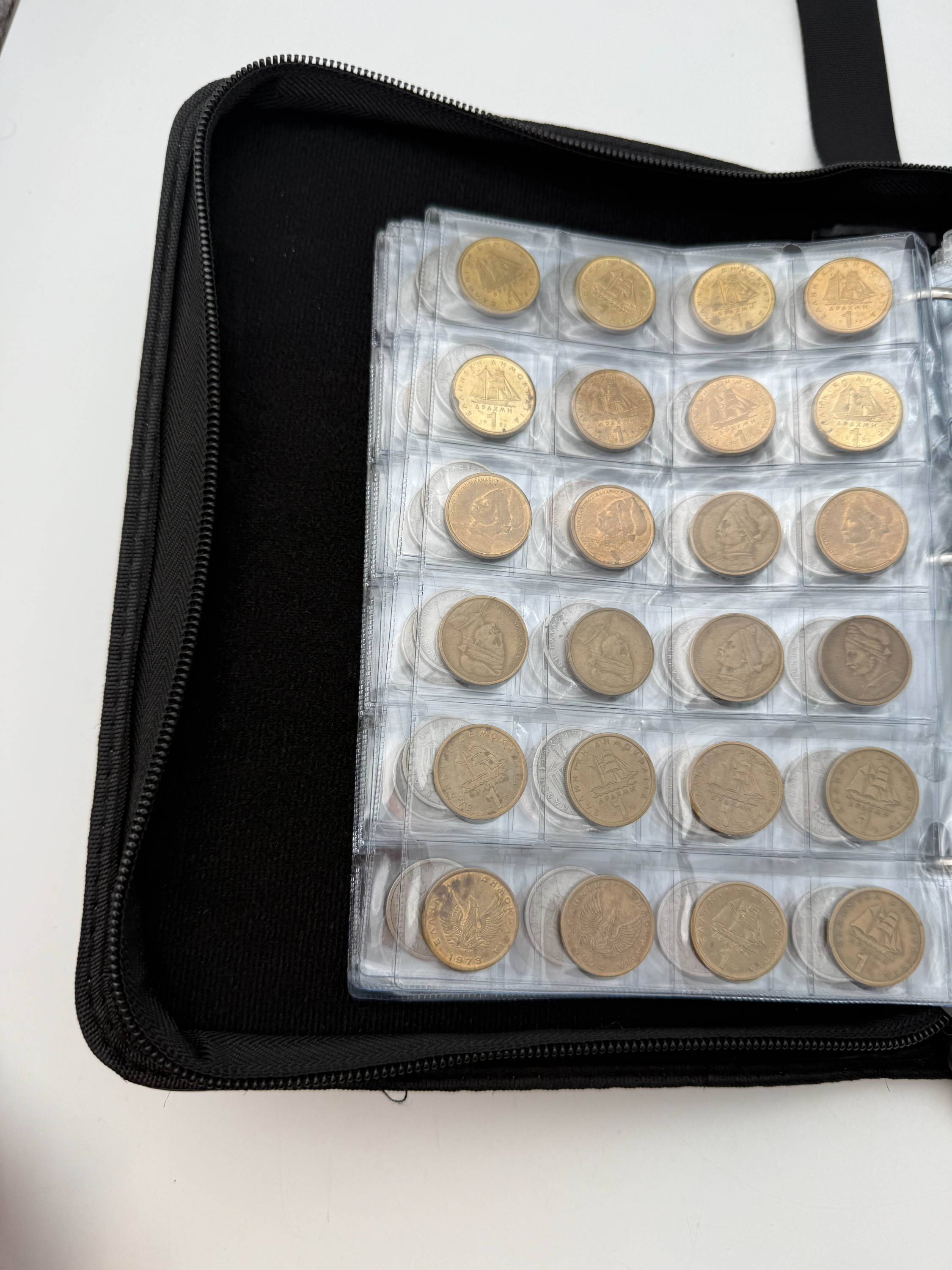 Greece - A collection of several hundred coins arranged in a special coin album, various conditions and years - 1 3