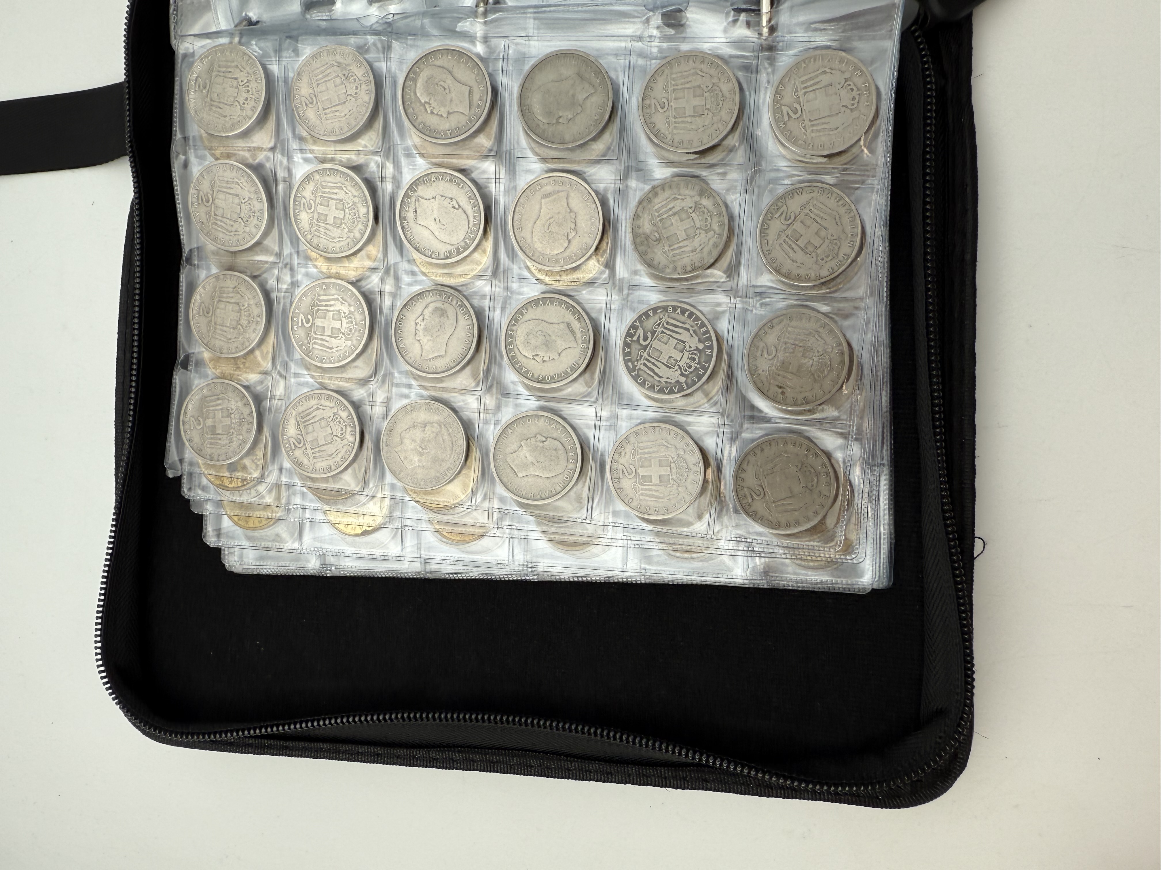 Greece - A collection of several hundred coins arranged in a special coin album, various conditions and years - 1 9