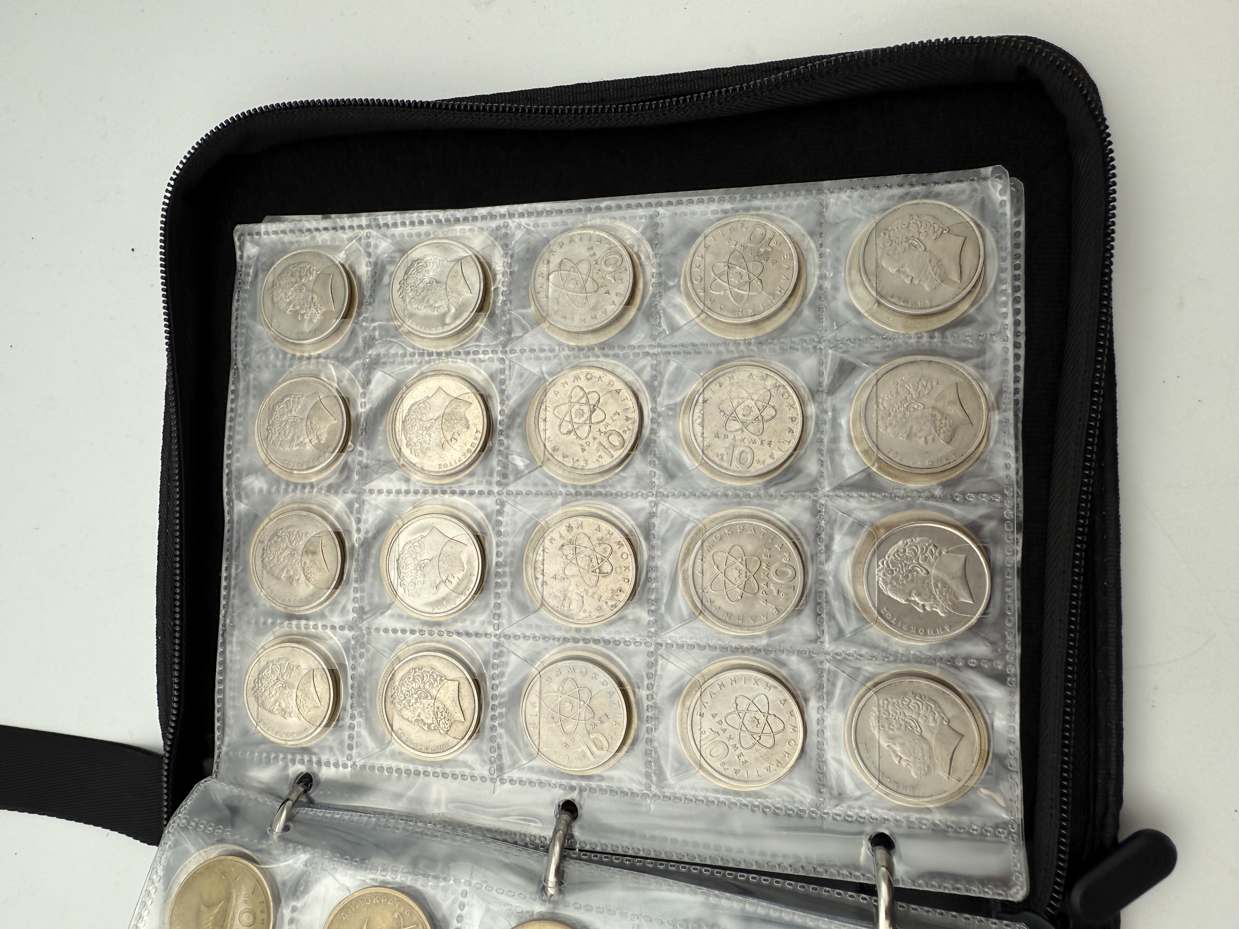 Greece - A collection of several hundred coins arranged in a special coin album, various conditions and years - 1 26