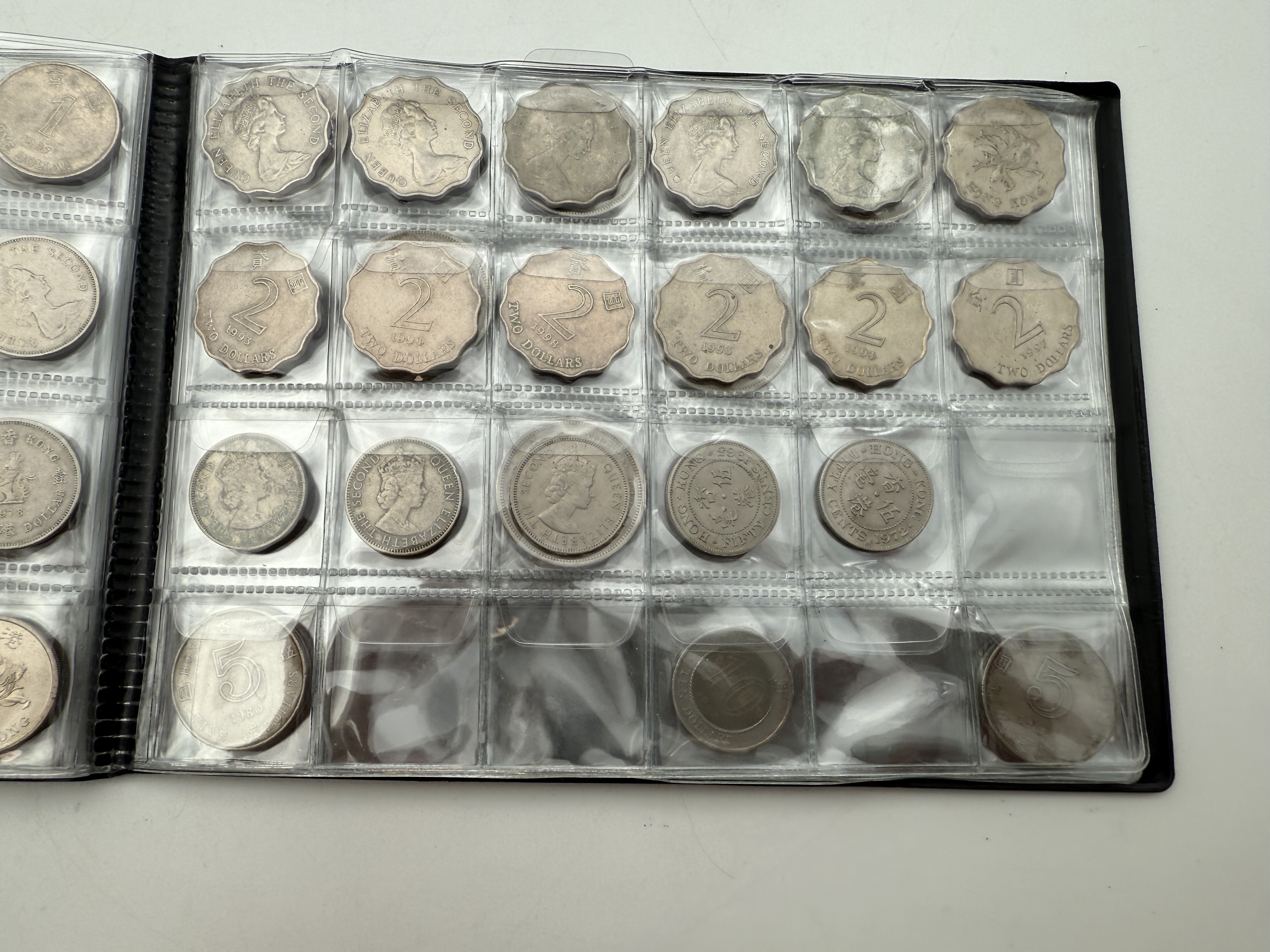 Hong Kong - A collection of several hundred coins arranged in a special coin album, various conditions and years - 1 3