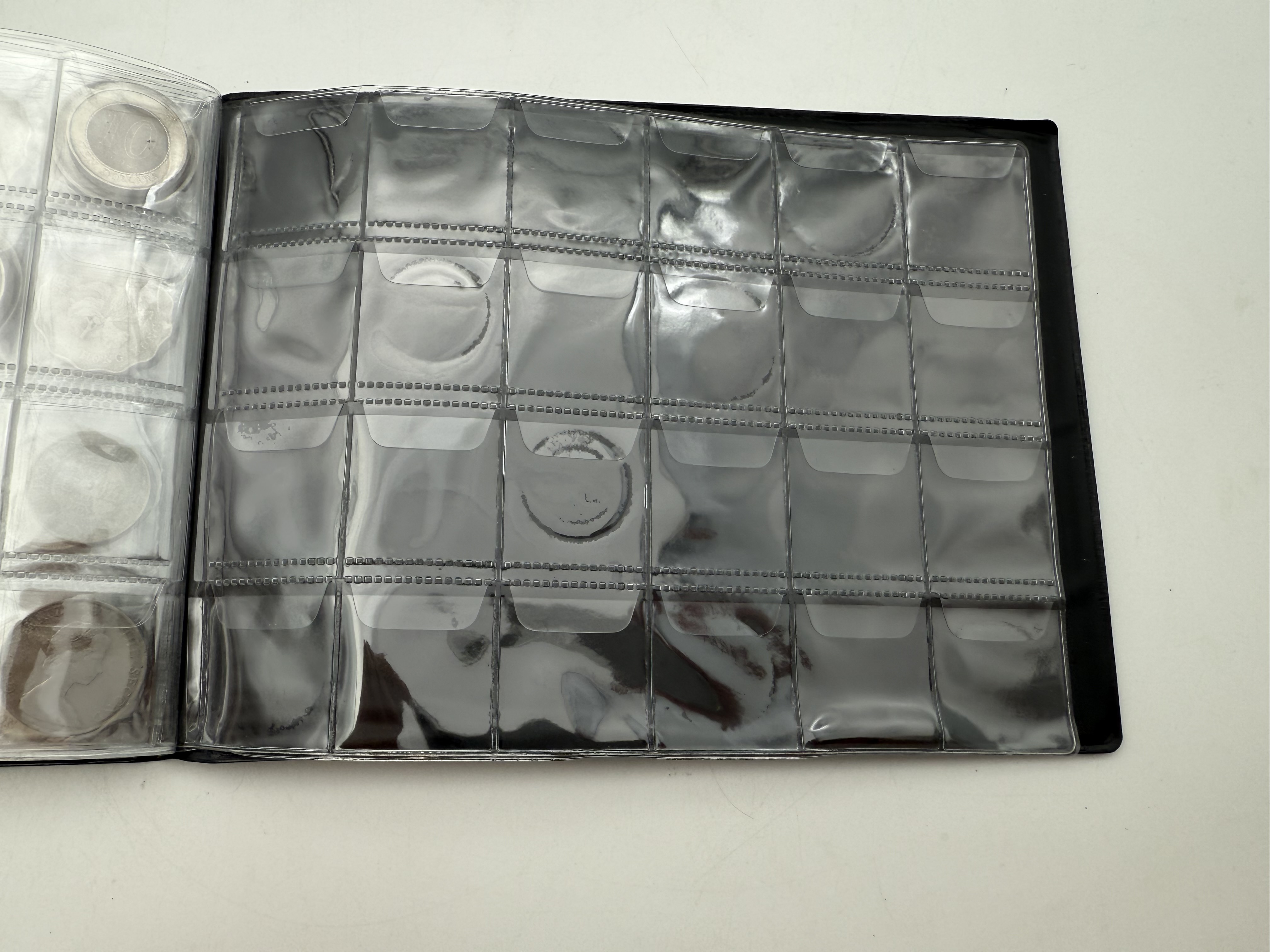 Hong Kong - A collection of several hundred coins arranged in a special coin album, various conditions and years - 1 9