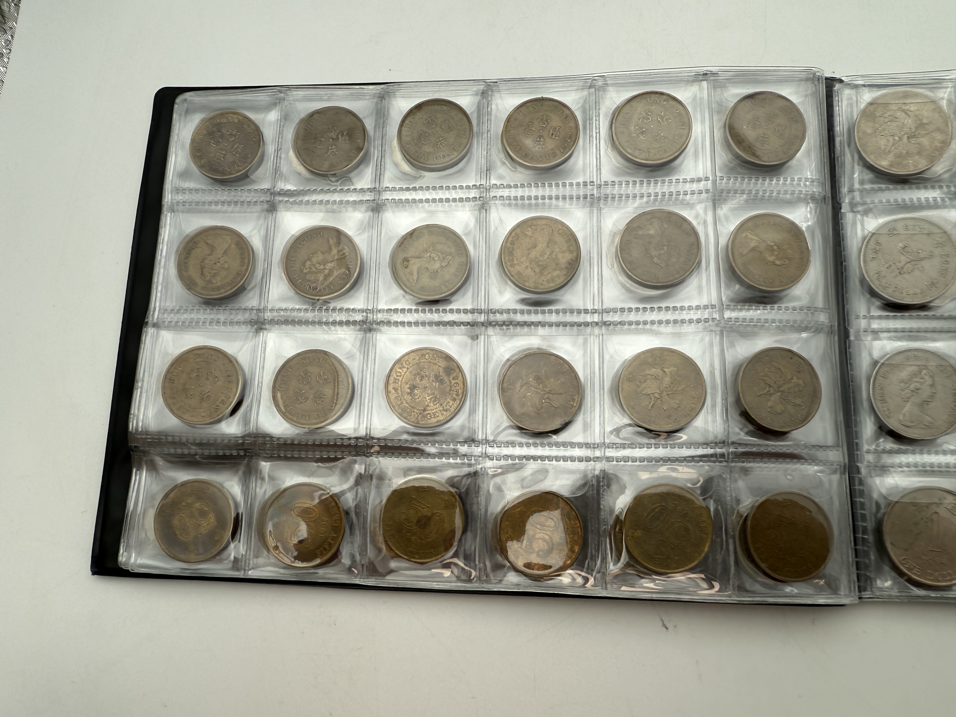 Hong Kong - A collection of several hundred coins arranged in a special coin album, various conditions and years - 1 17