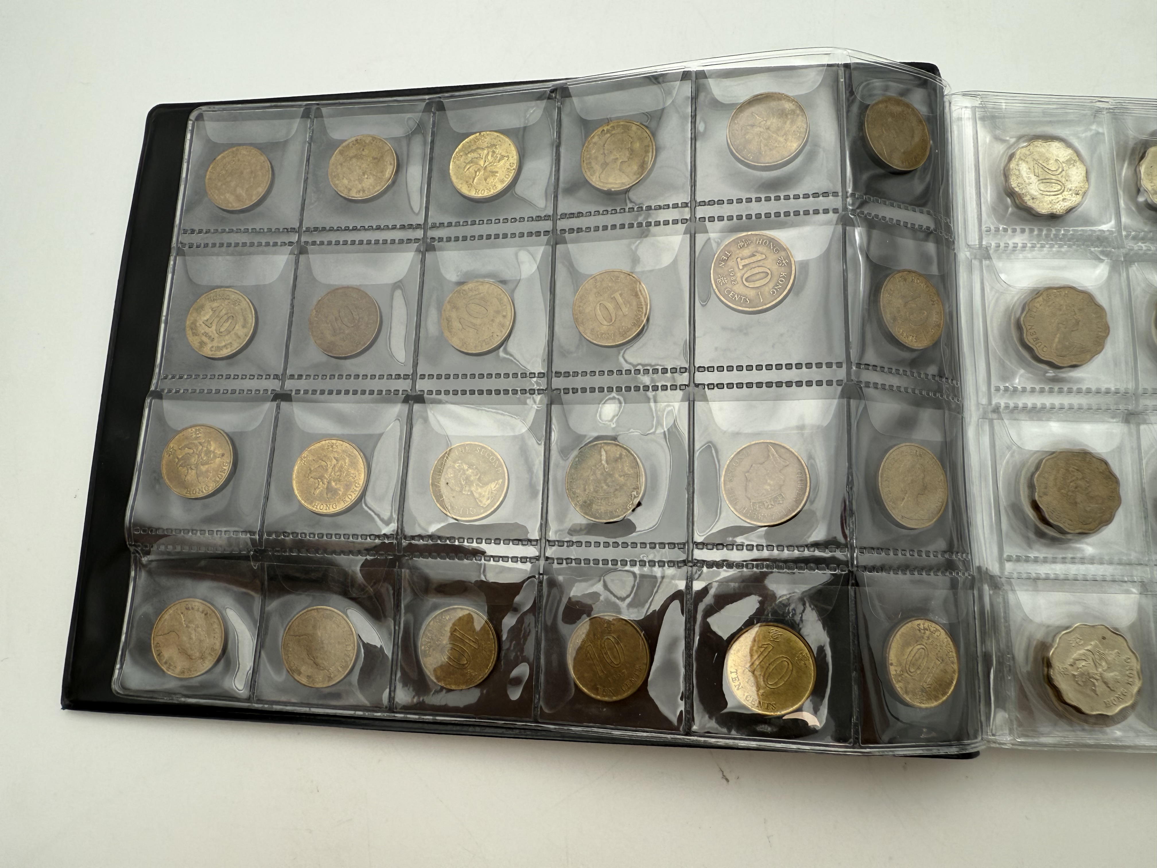 Hong Kong - A collection of several hundred coins arranged in a special coin album, various conditions and years - 1 11