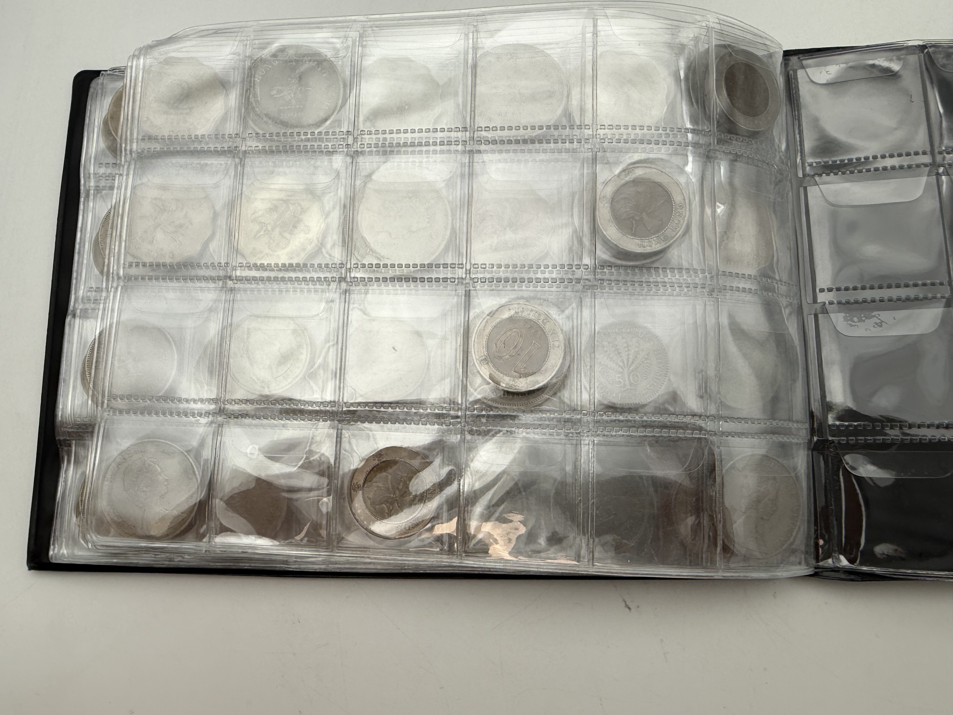Hong Kong - A collection of several hundred coins arranged in a special coin album, various conditions and years - 1 8