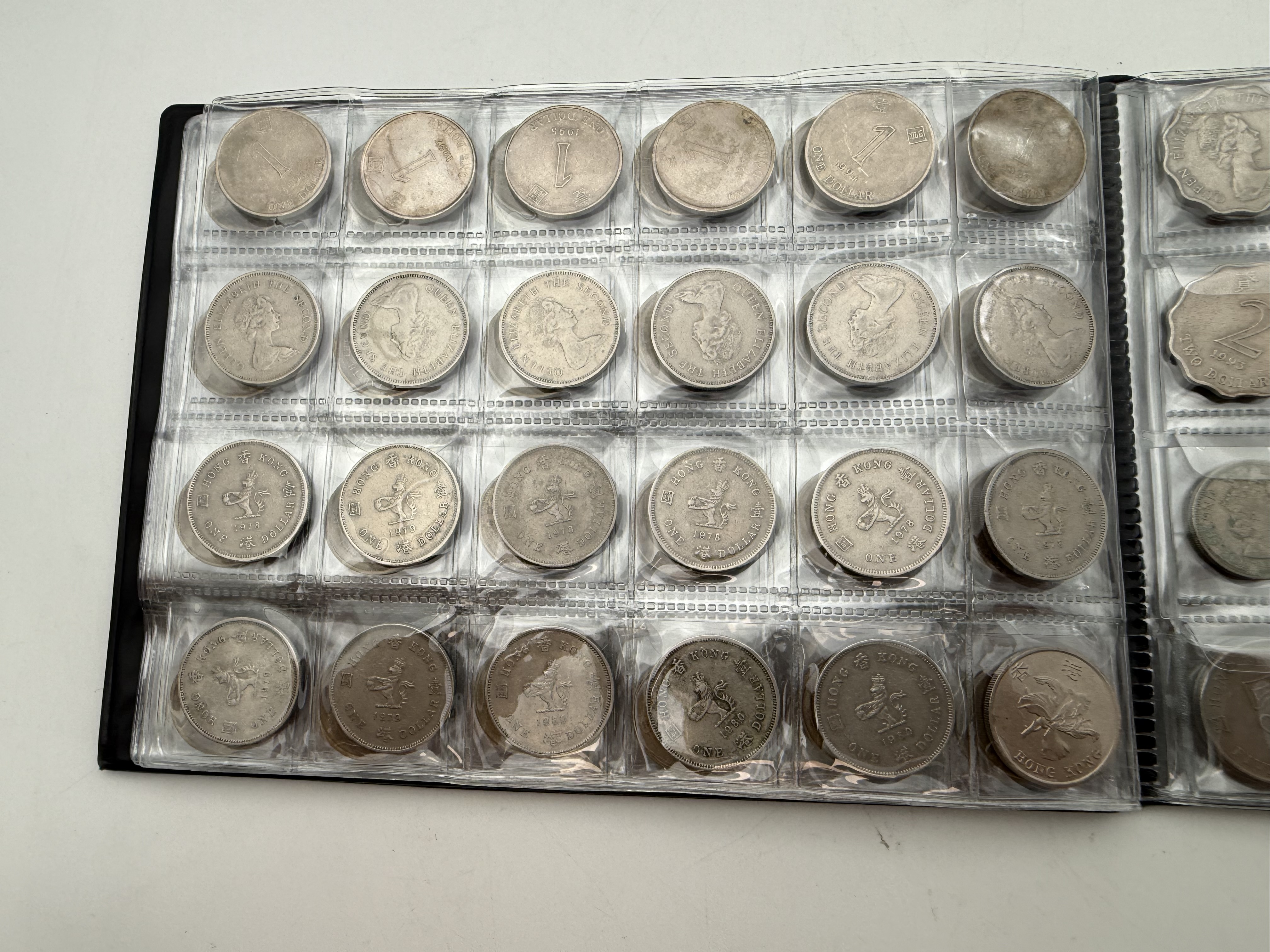 Hong Kong - A collection of several hundred coins arranged in a special coin album, various conditions and years - 1 2