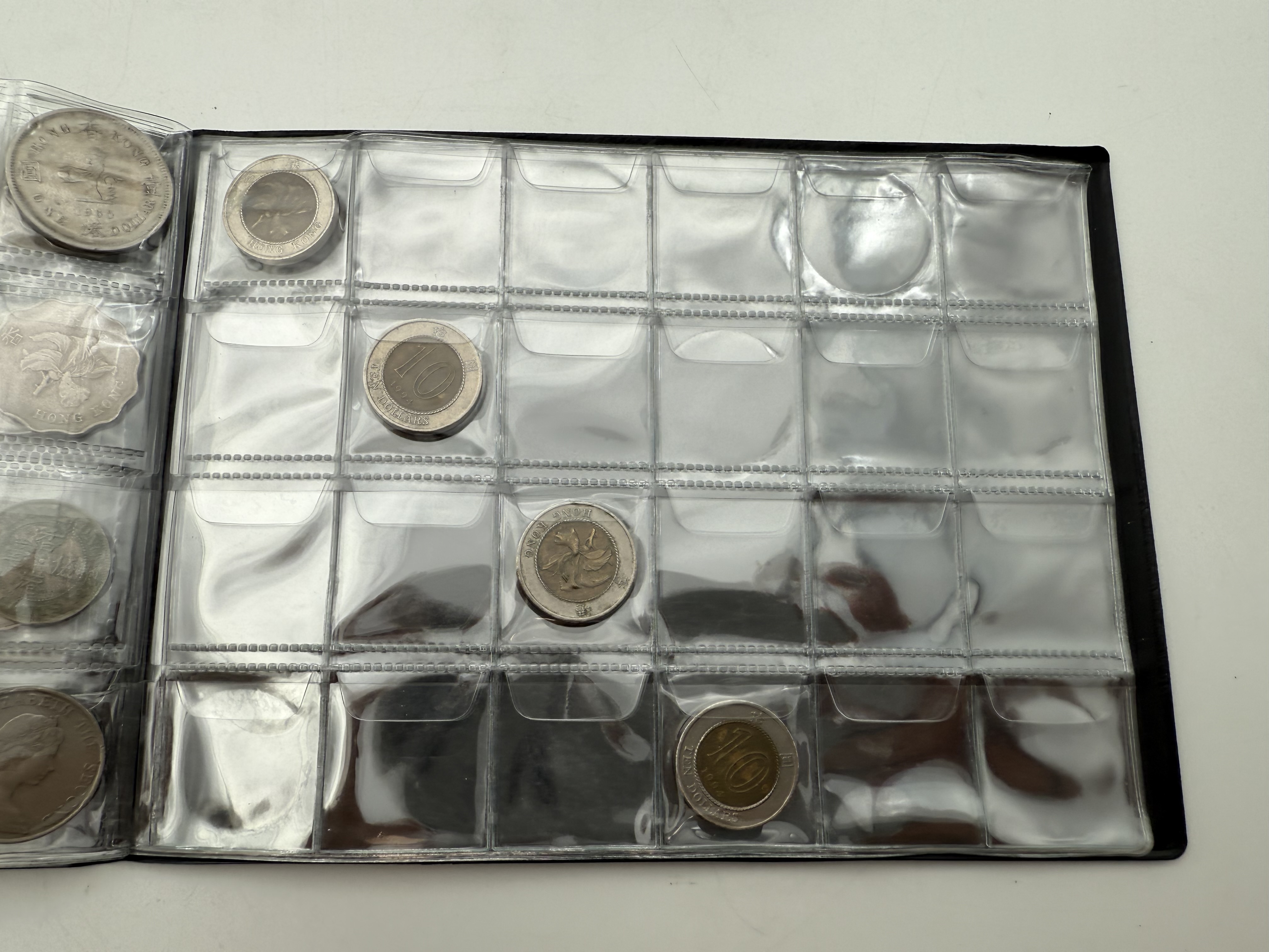 Hong Kong - A collection of several hundred coins arranged in a special coin album, various conditions and years - 1 7