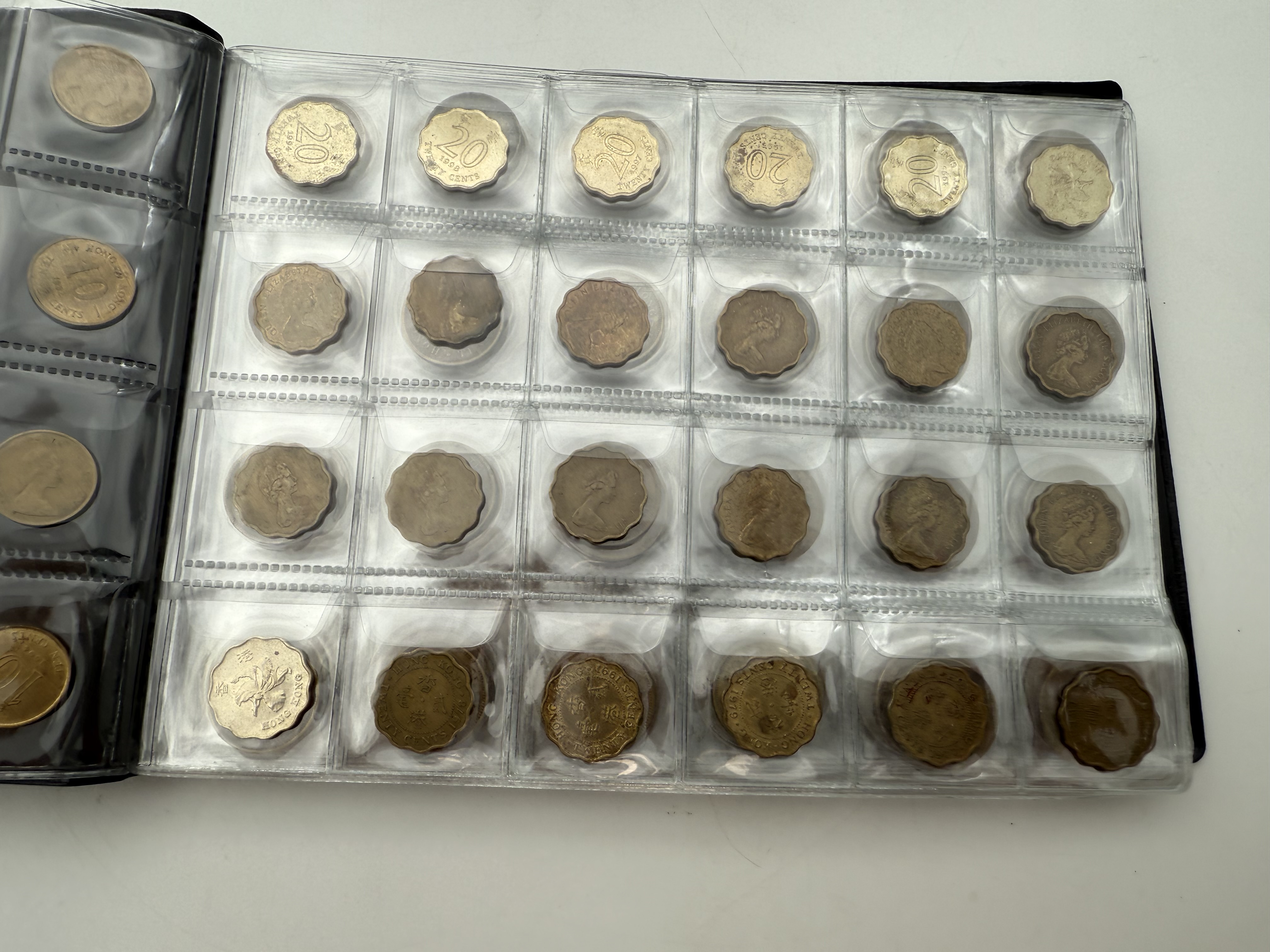 Hong Kong - A collection of several hundred coins arranged in a special coin album, various conditions and years - 1 12