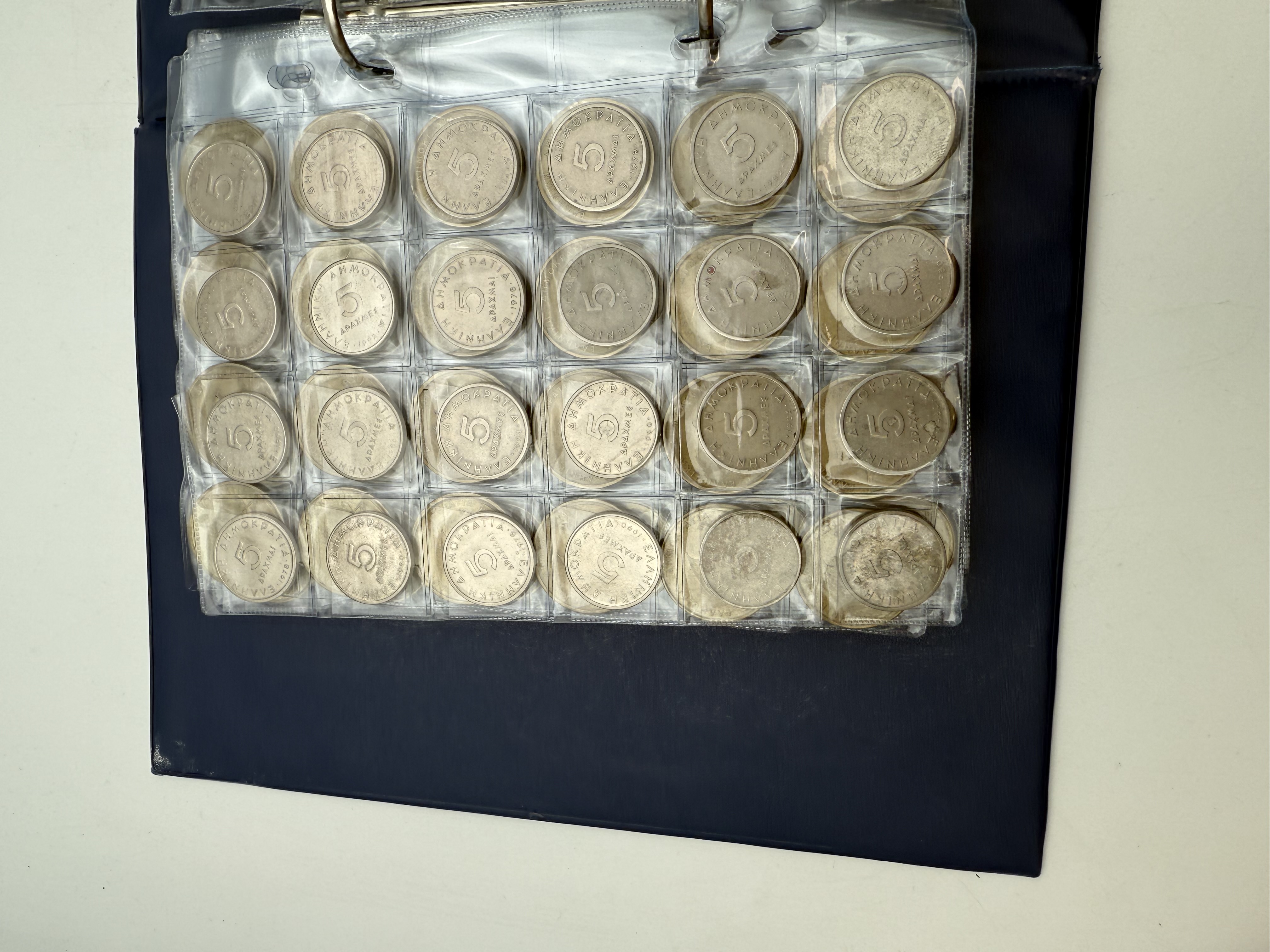 Greece - A collection of several hundred coins arranged in a special coin album, various conditions and years - 1 6