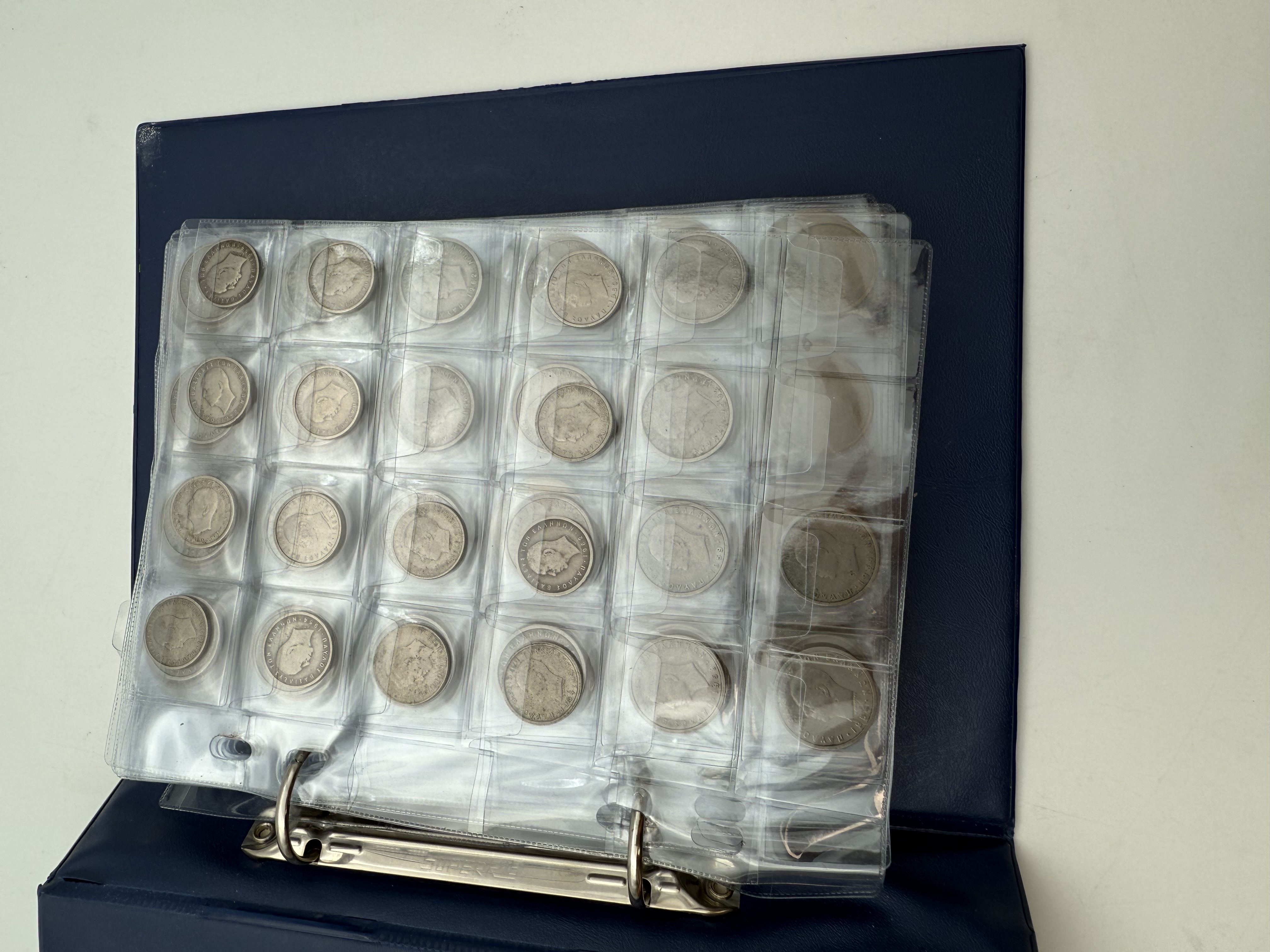 Greece - A collection of several hundred coins arranged in a special coin album, various conditions and years - 1 11