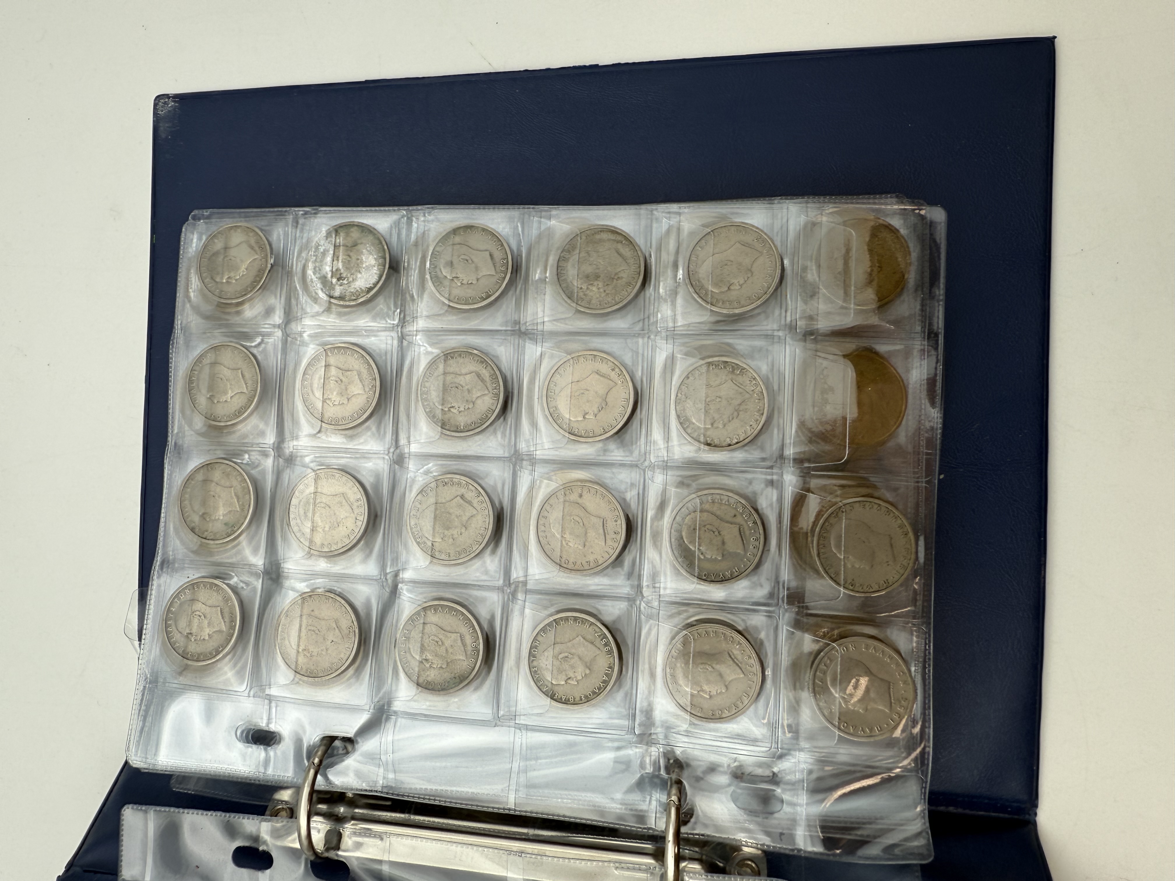 Greece - A collection of several hundred coins arranged in a special coin album, various conditions and years - 1 16