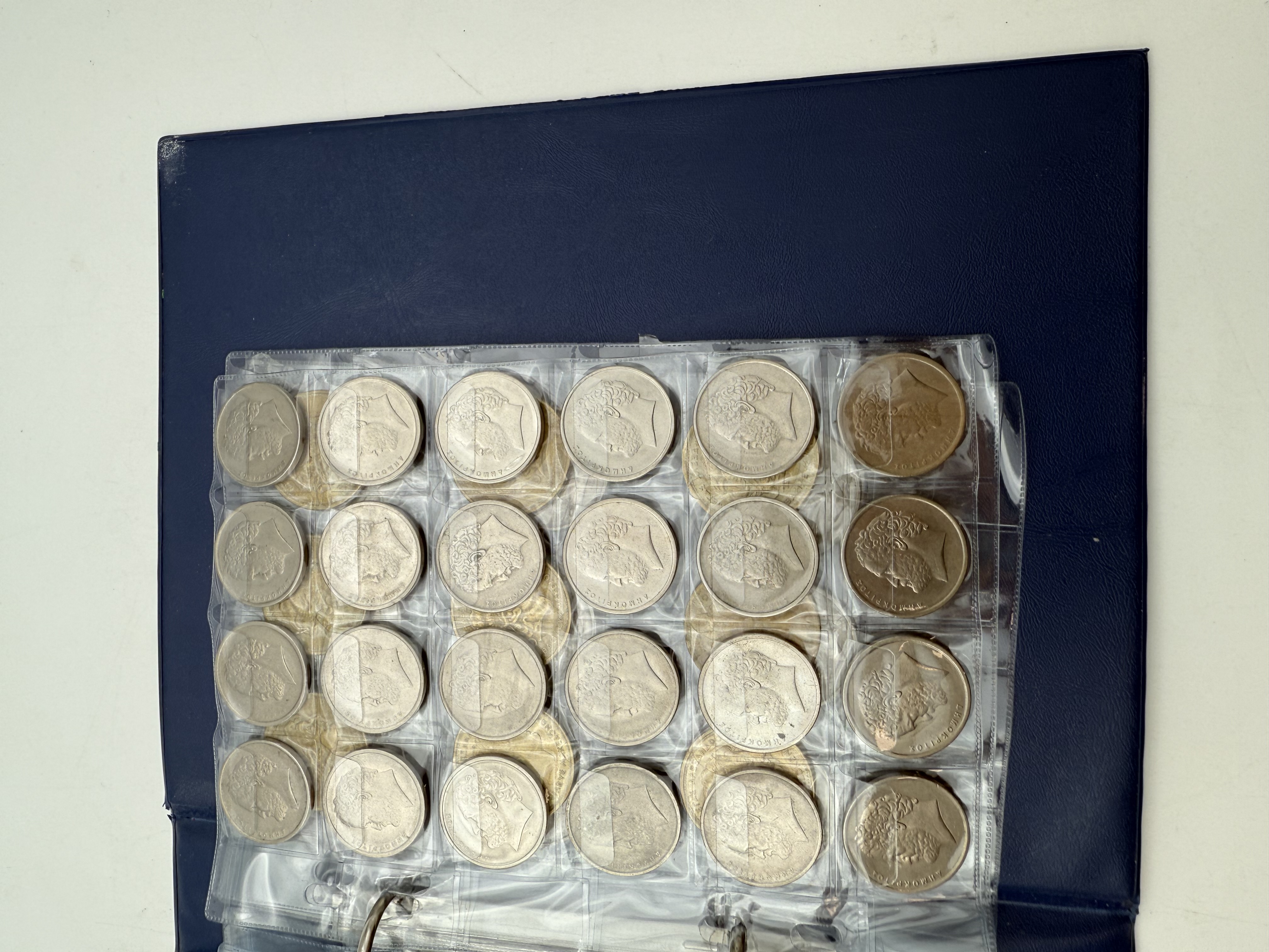 Greece - A collection of several hundred coins arranged in a special coin album, various conditions and years - 1 7