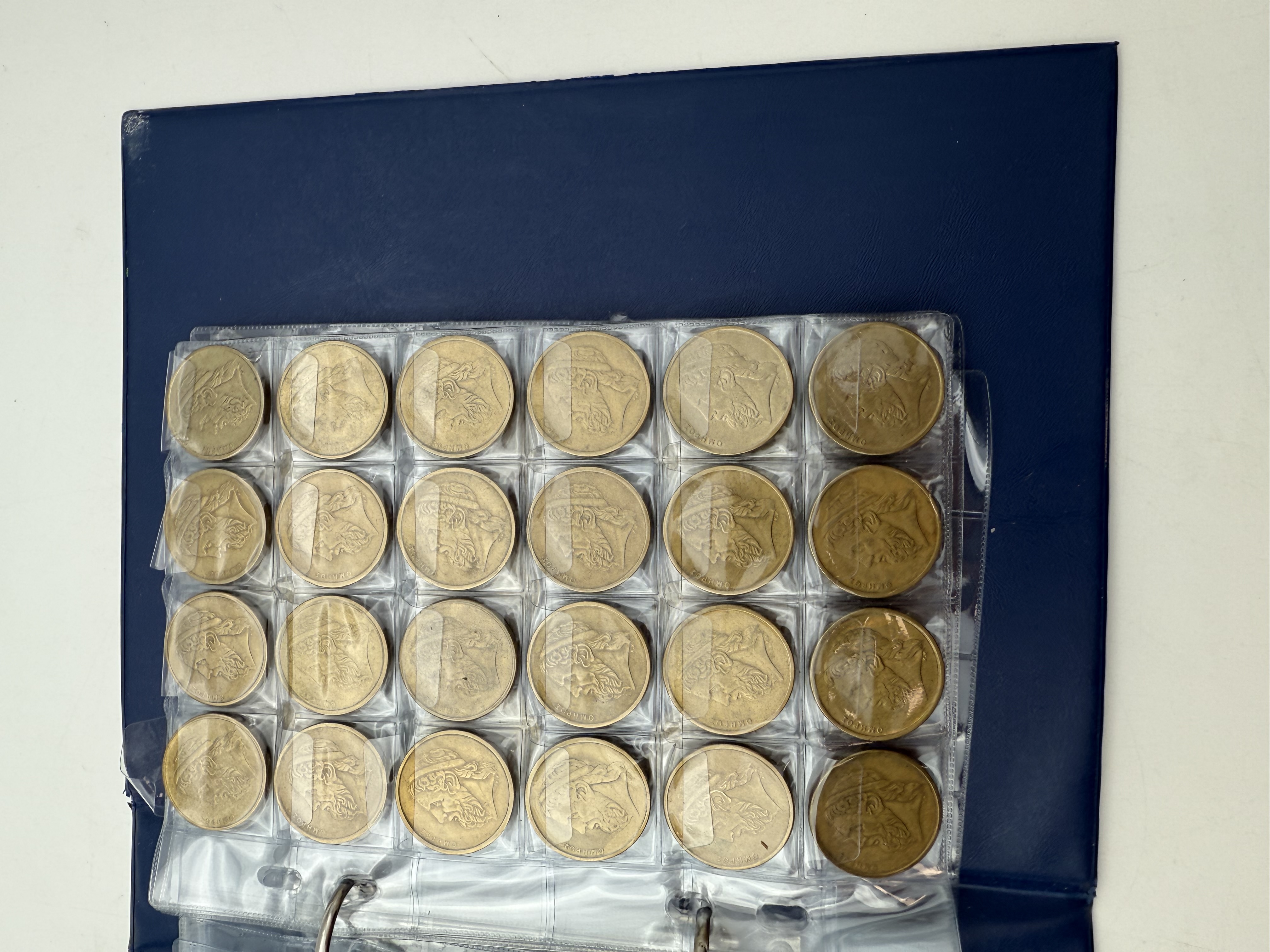 Greece - A collection of several hundred coins arranged in a special coin album, various conditions and years - 1 3
