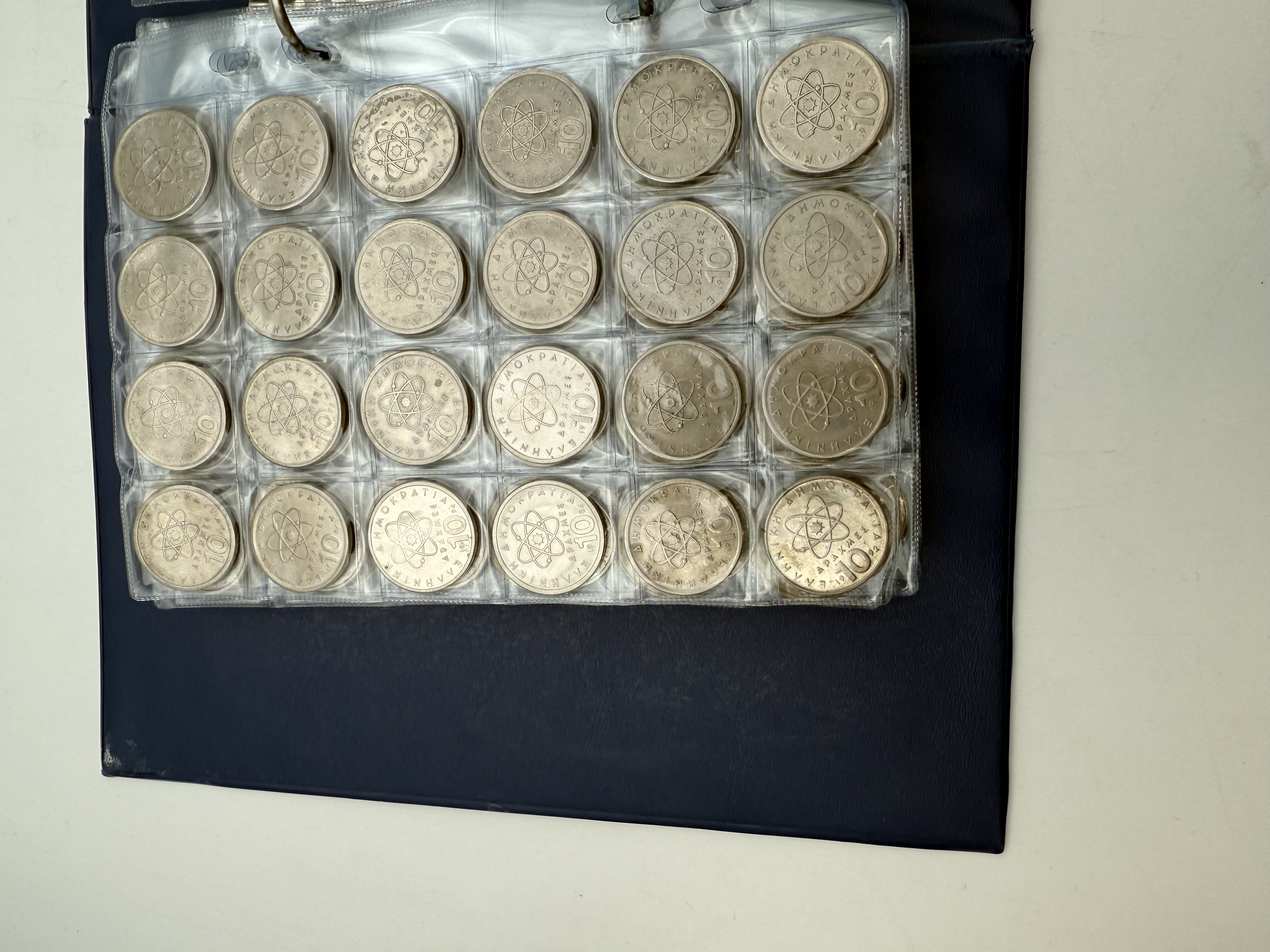 Greece - A collection of several hundred coins arranged in a special coin album, various conditions and years - 1 8