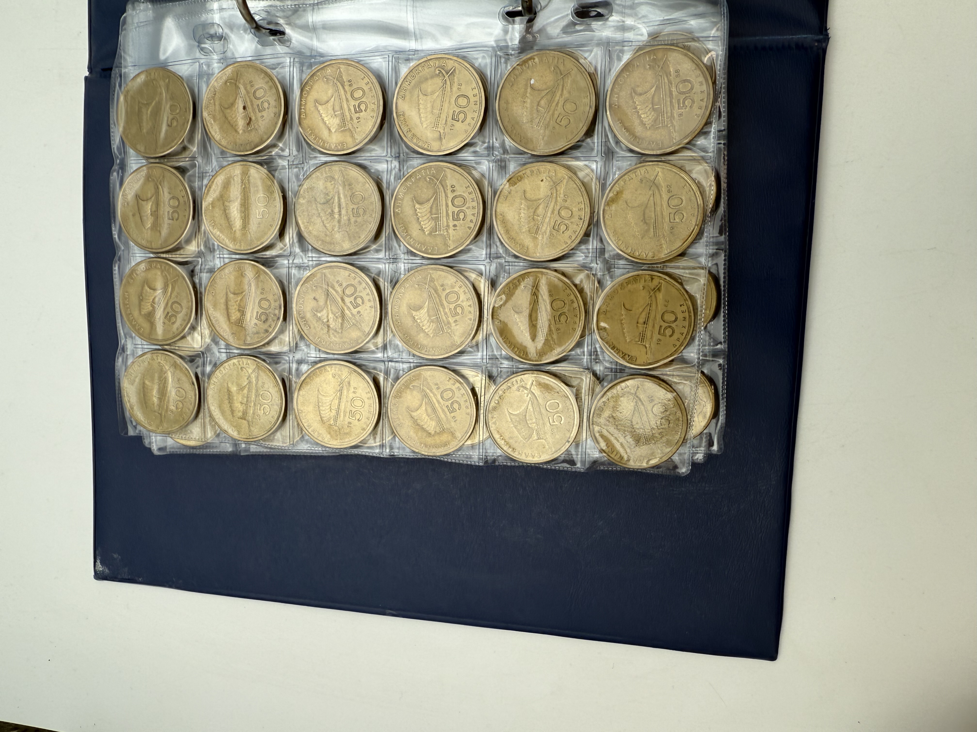 Greece - A collection of several hundred coins arranged in a special coin album, various conditions and years - 1 4