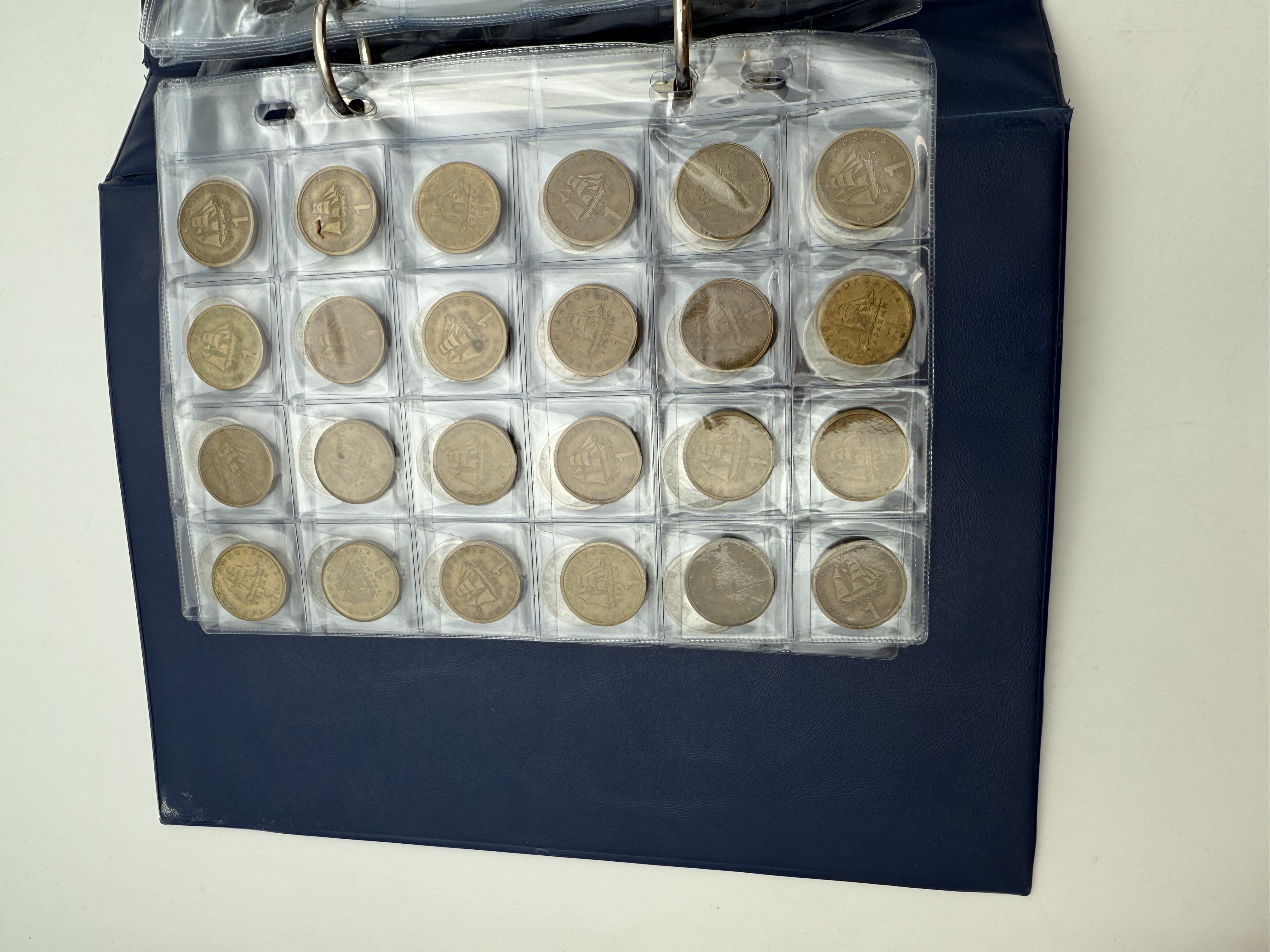 Greece - A collection of several hundred coins arranged in a special coin album, various conditions and years - 1 19