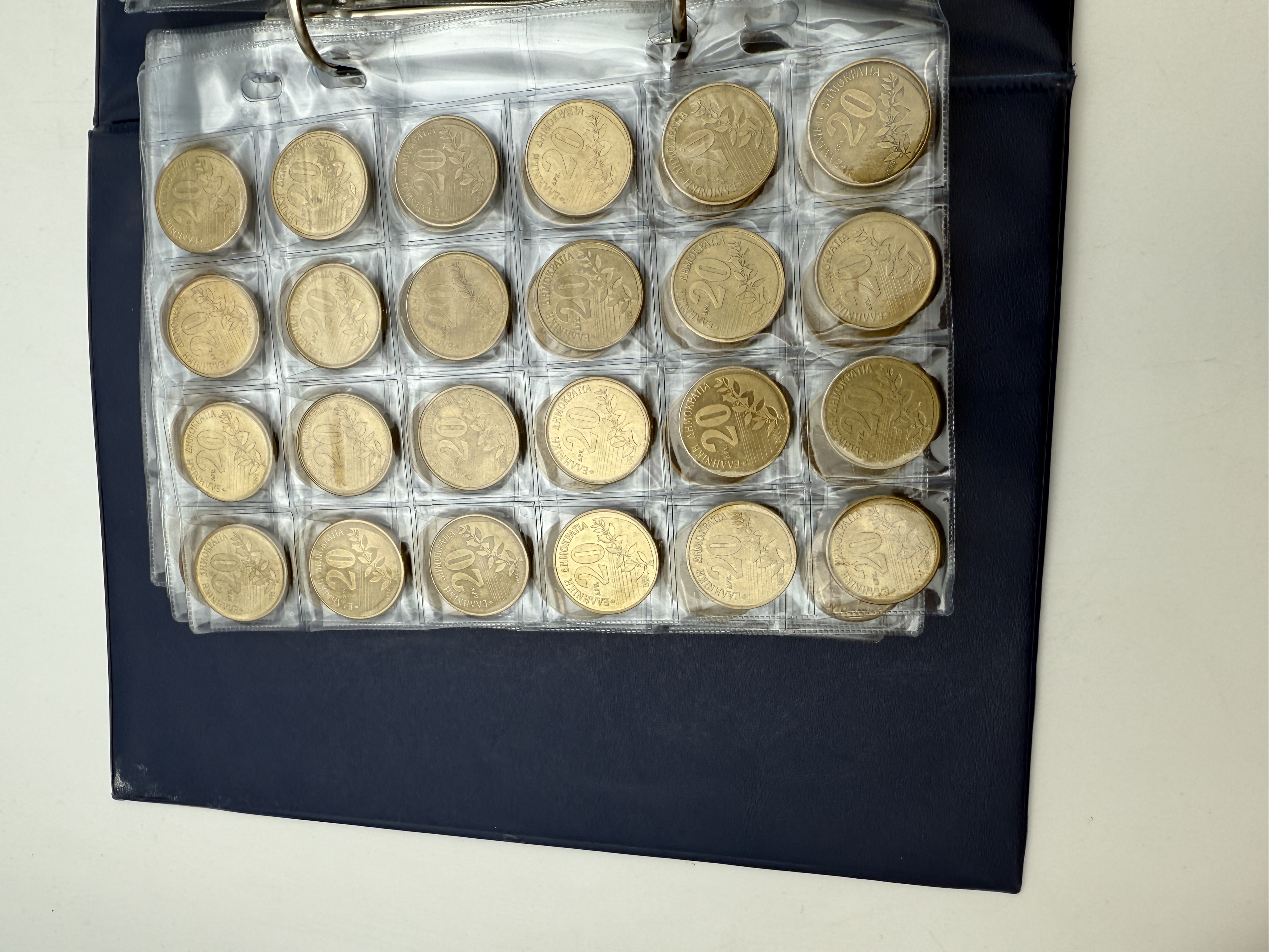 Greece - A collection of several hundred coins arranged in a special coin album, various conditions and years - 1 2