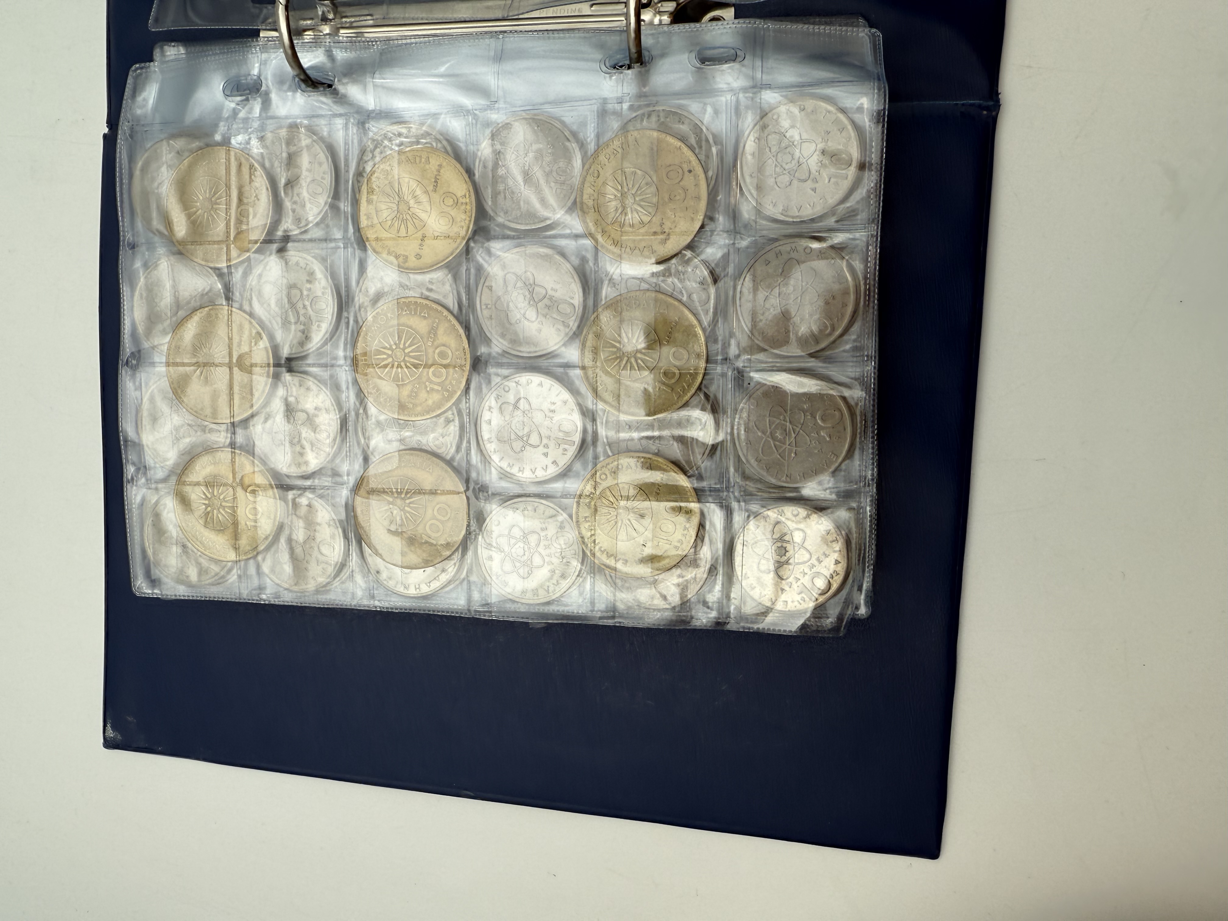 Greece - A collection of several hundred coins arranged in a special coin album, various conditions and years - 1 10
