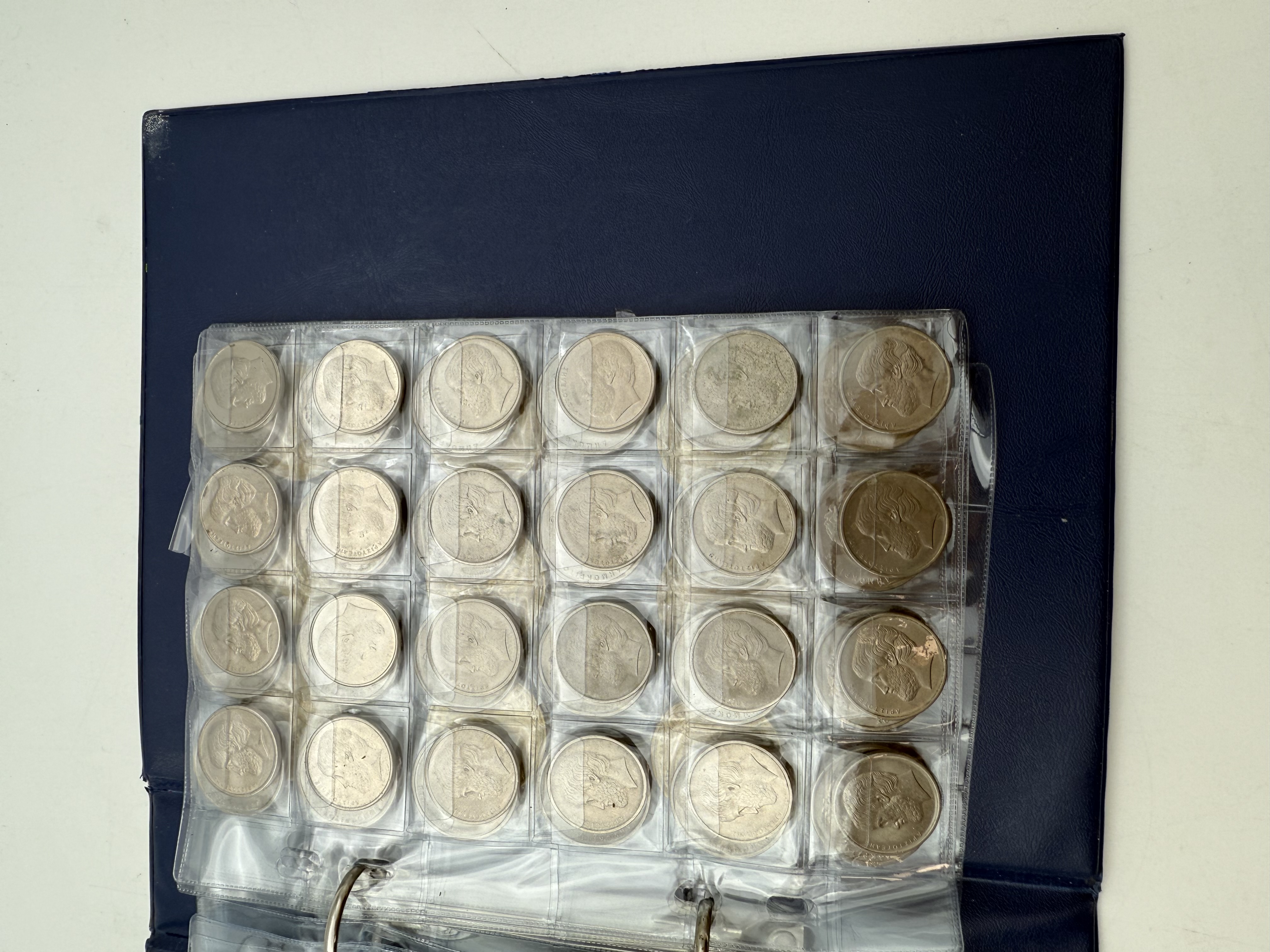 Greece - A collection of several hundred coins arranged in a special coin album, various conditions and years - 1 5