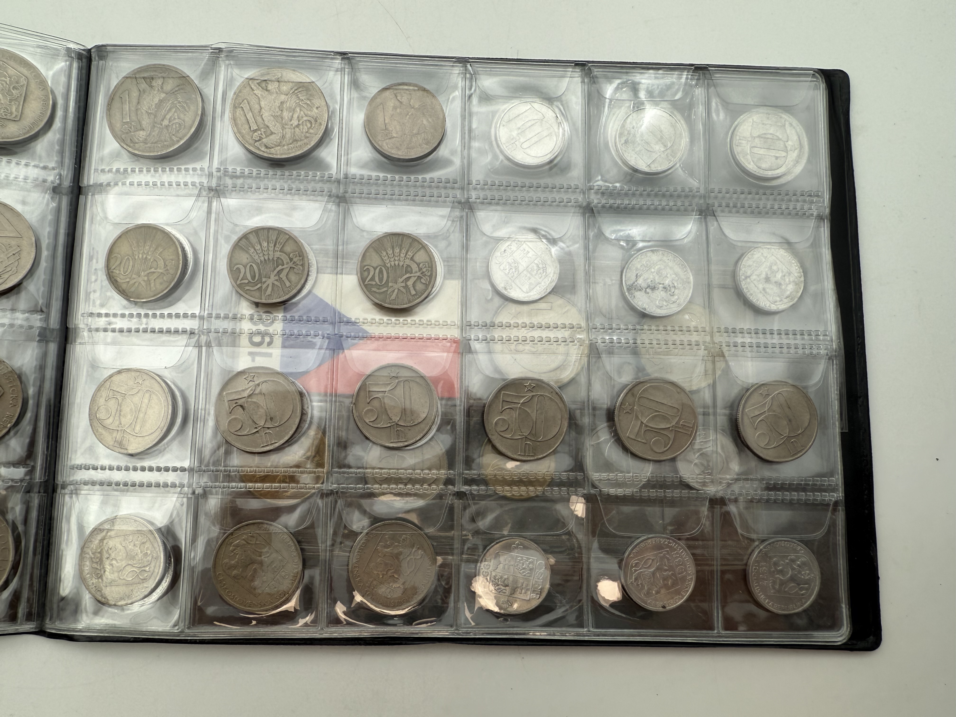 India / Czechoslovakia - a collection of several hundred coins arranged in a special coin album, various conditions ... - 1 8