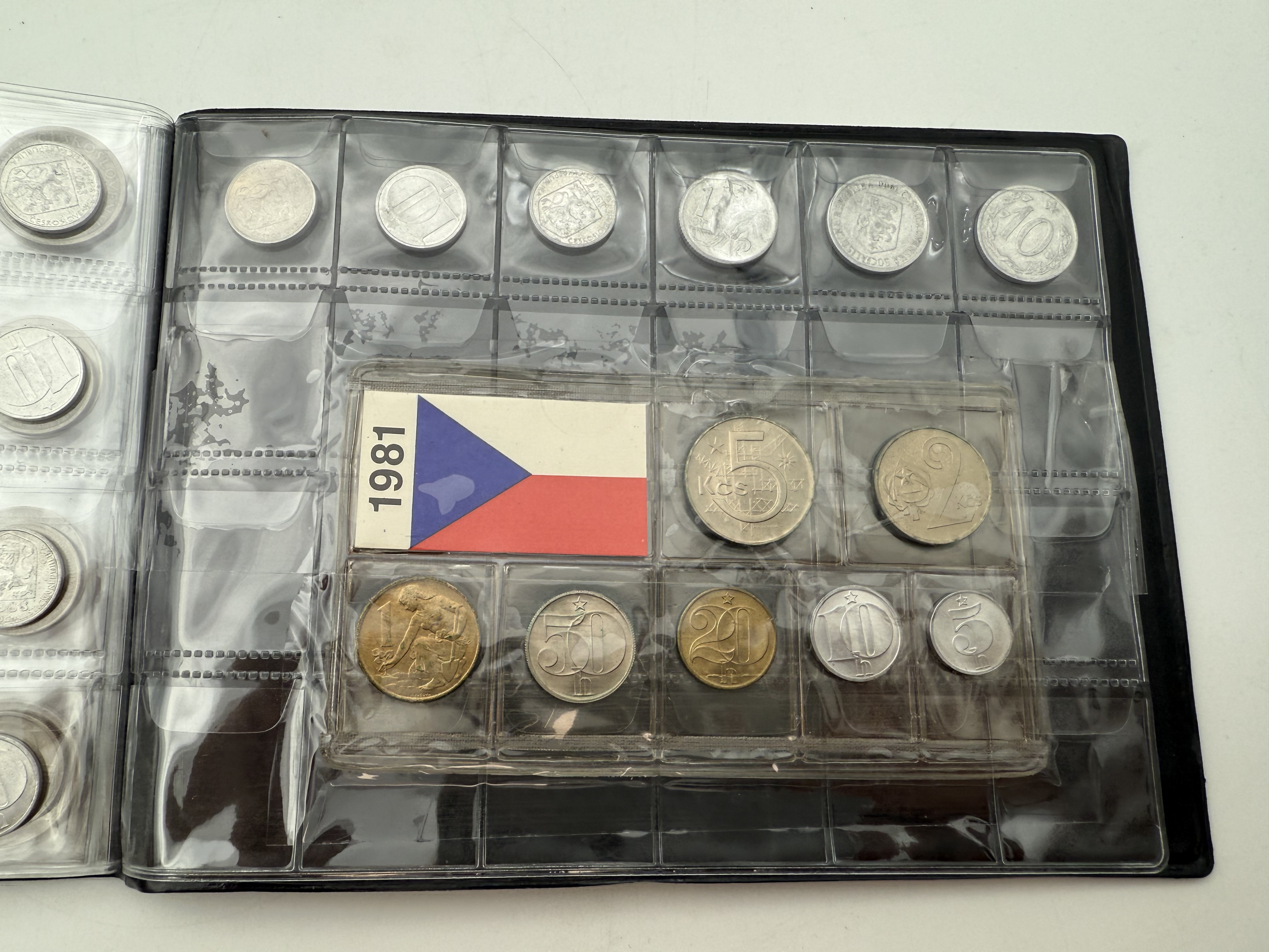 India / Czechoslovakia - a collection of several hundred coins arranged in a special coin album, various conditions ... - 1 13