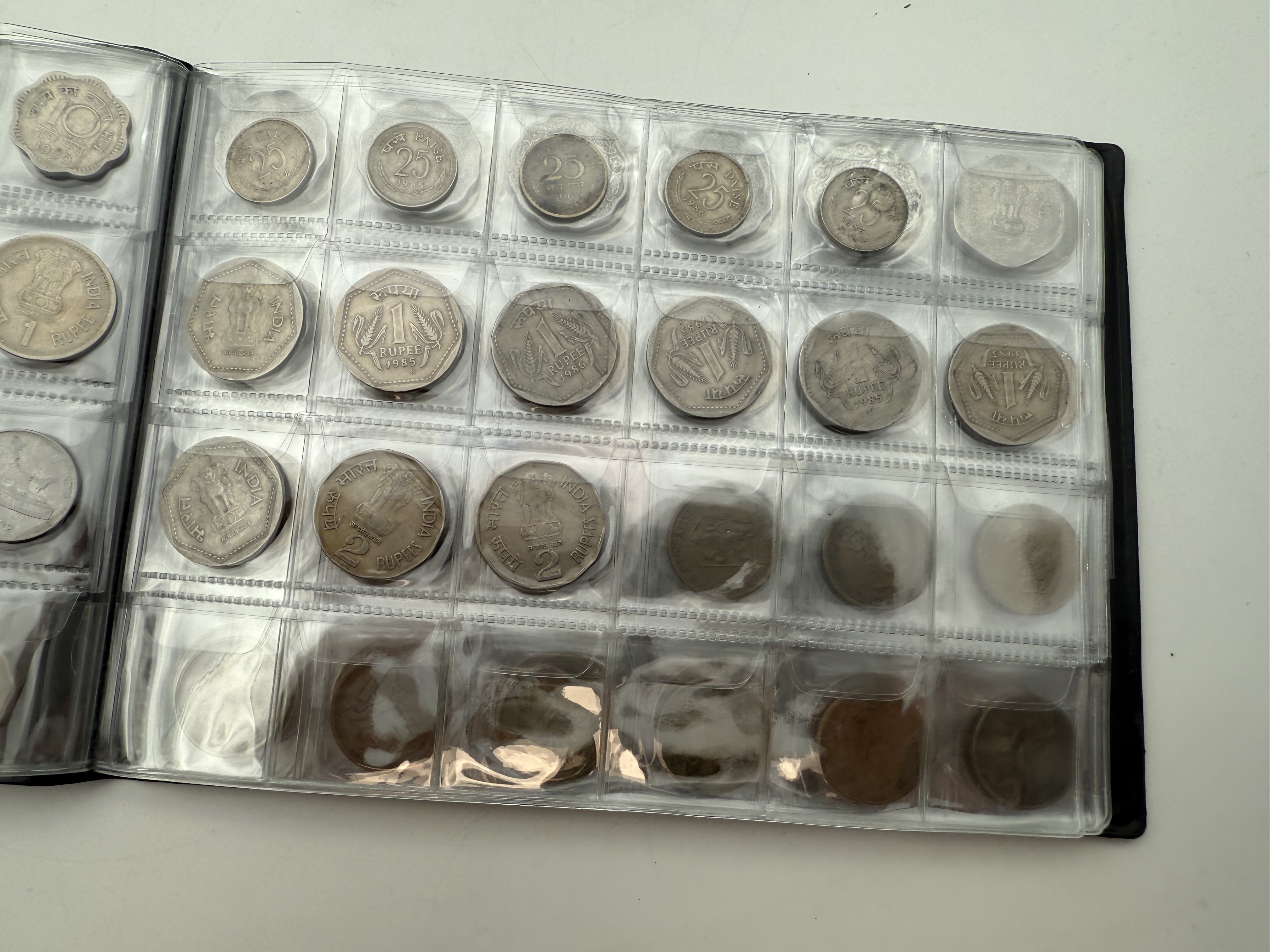 India / Czechoslovakia - a collection of several hundred coins arranged in a special coin album, various conditions ... - 1 20