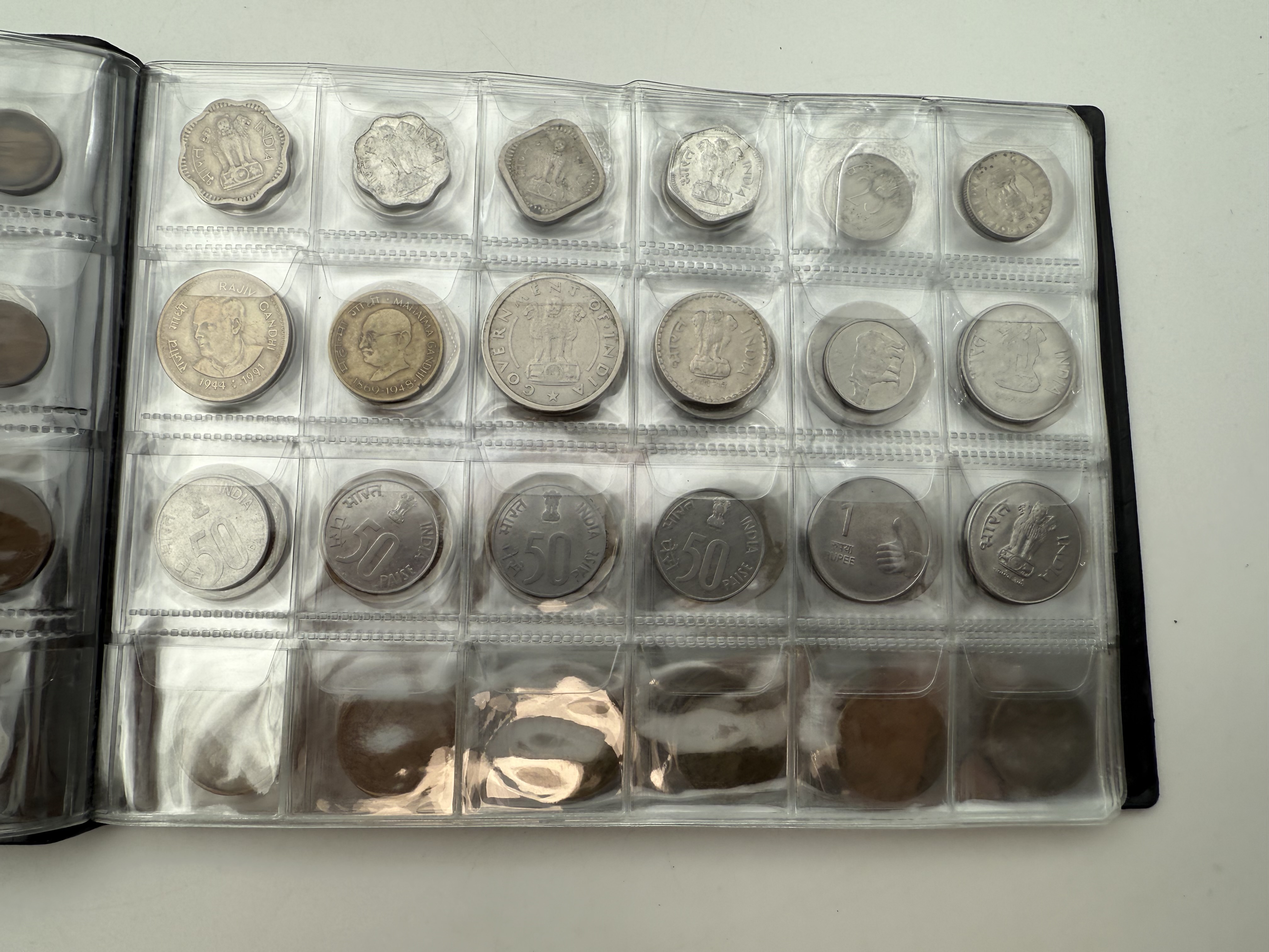 India / Czechoslovakia - a collection of several hundred coins arranged in a special coin album, various conditions ... - 1 18