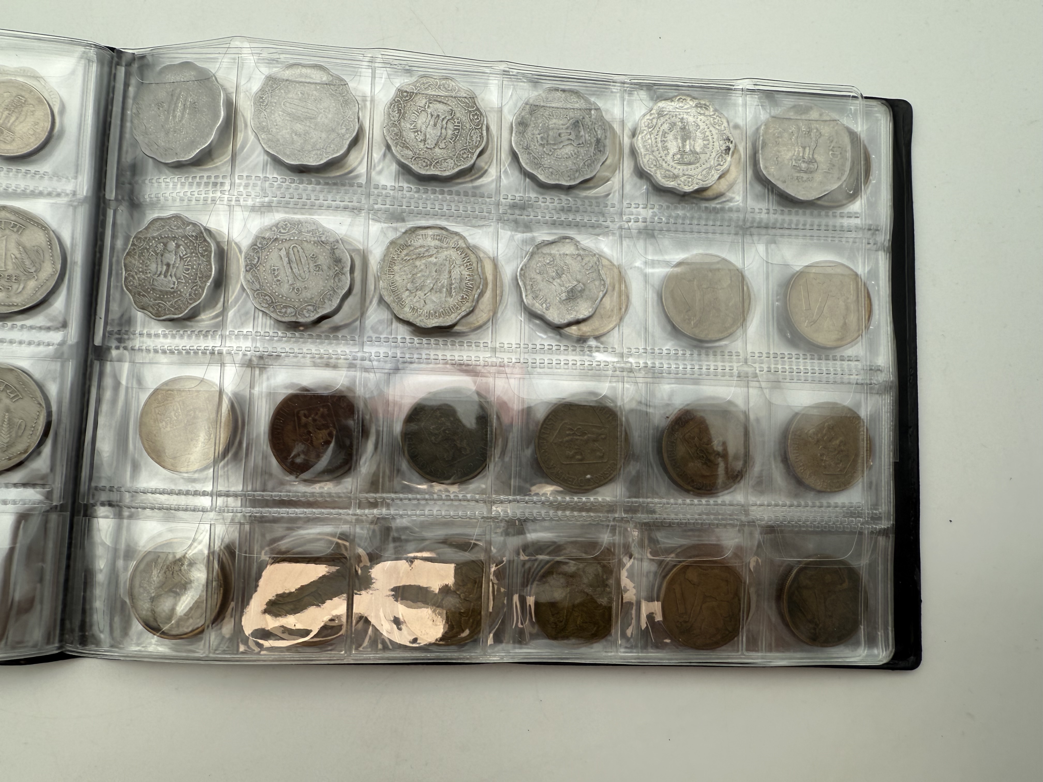 India / Czechoslovakia - a collection of several hundred coins arranged in a special coin album, various conditions ... - 1 2
