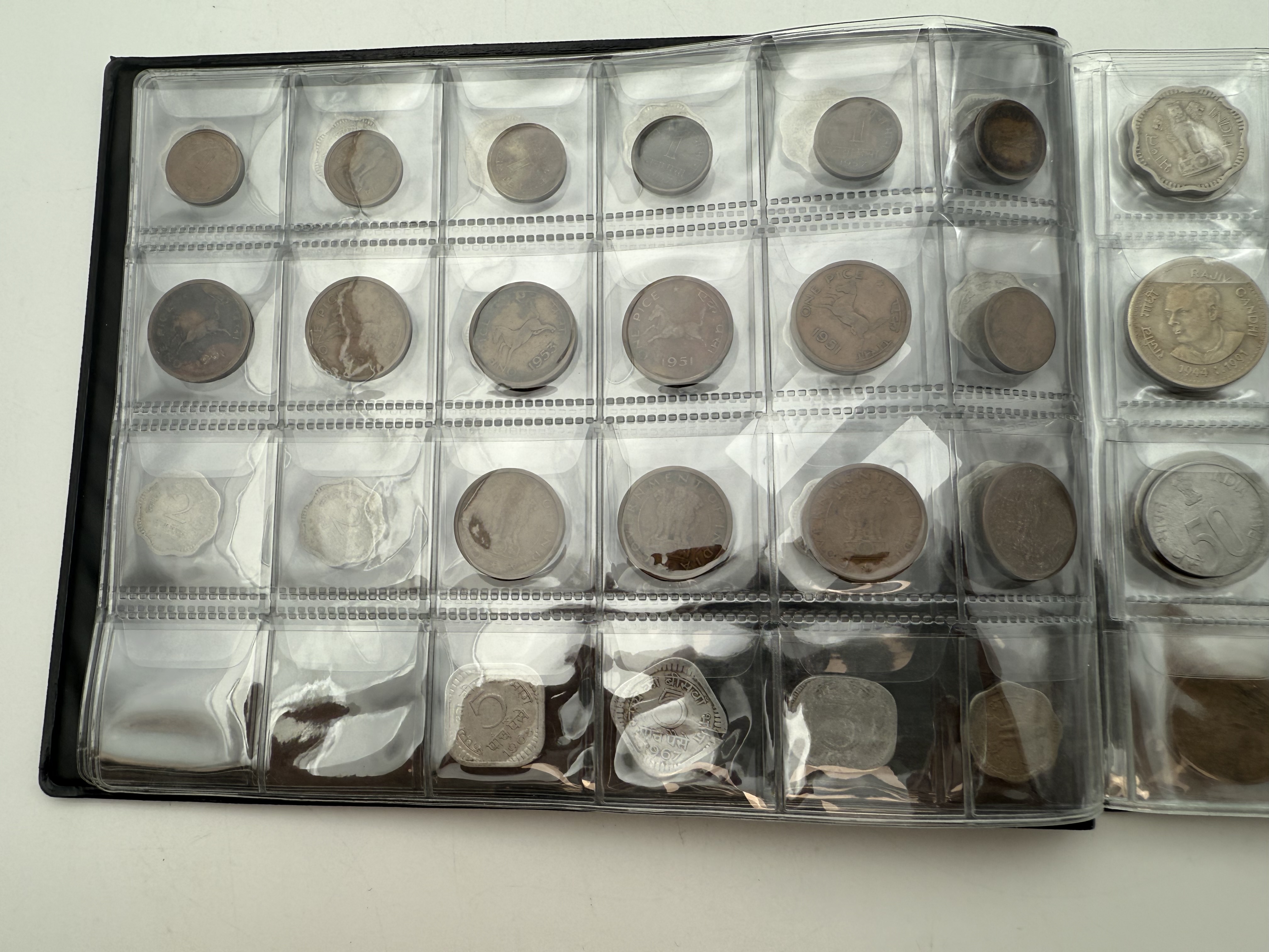 India / Czechoslovakia - a collection of several hundred coins arranged in a special coin album, various conditions ... - 1 17