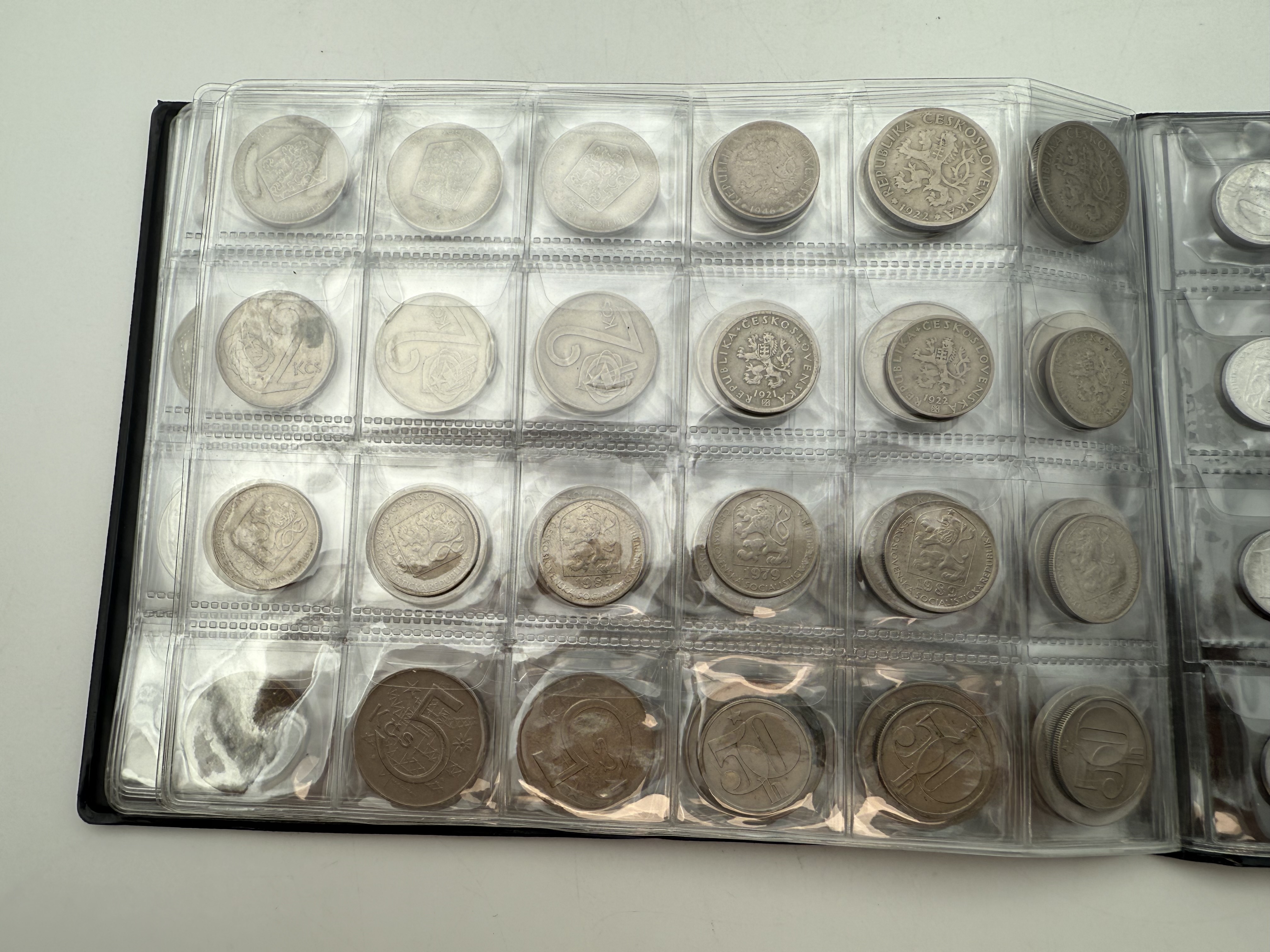 India / Czechoslovakia - a collection of several hundred coins arranged in a special coin album, various conditions ... - 1 9