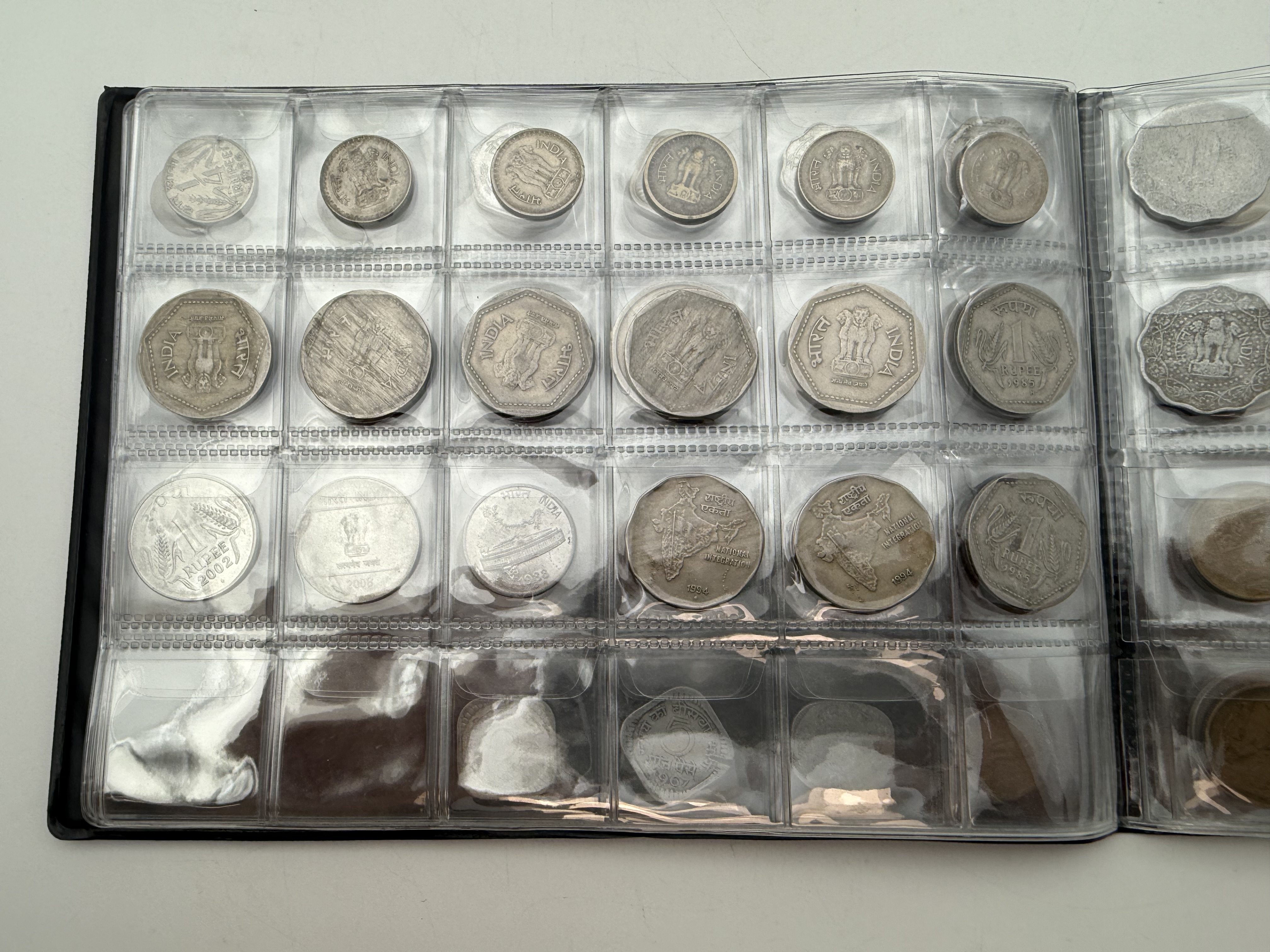 India / Czechoslovakia - a collection of several hundred coins arranged in a special coin album, various conditions ... - 1 21
