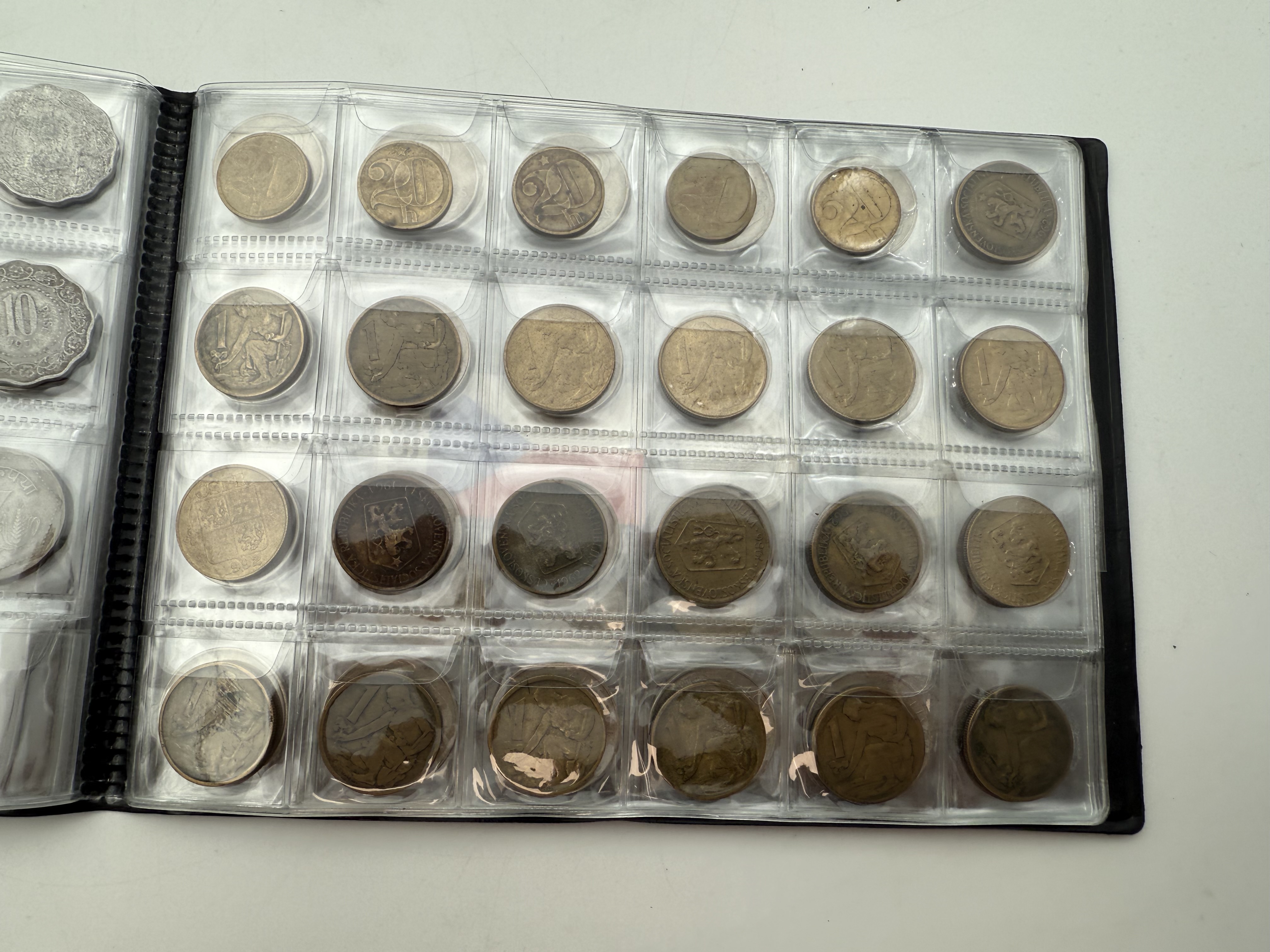 India / Czechoslovakia - a collection of several hundred coins arranged in a special coin album, various conditions ... - 1 4