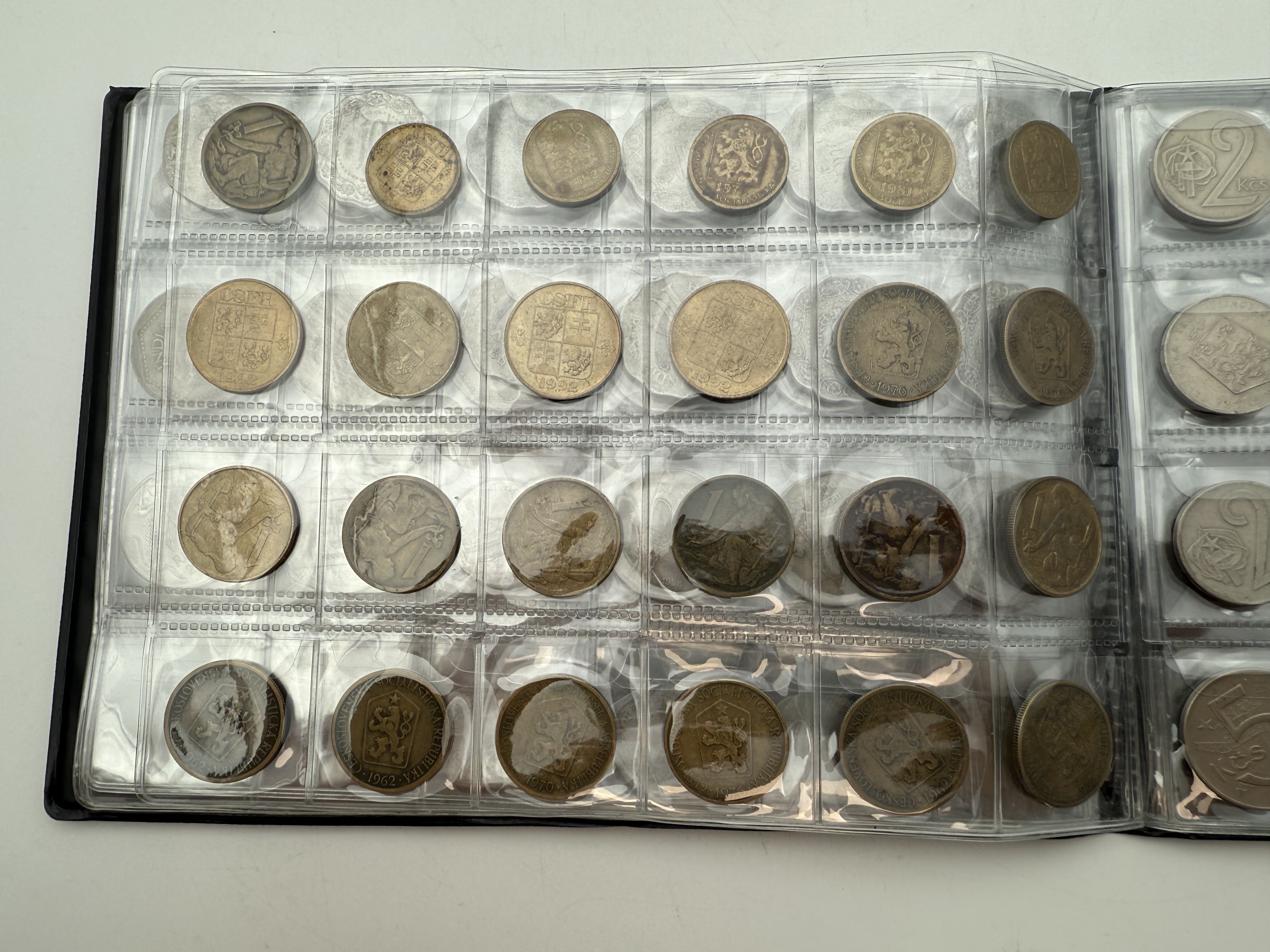 India / Czechoslovakia - a collection of several hundred coins arranged in a special coin album, various conditions ... - 1 5