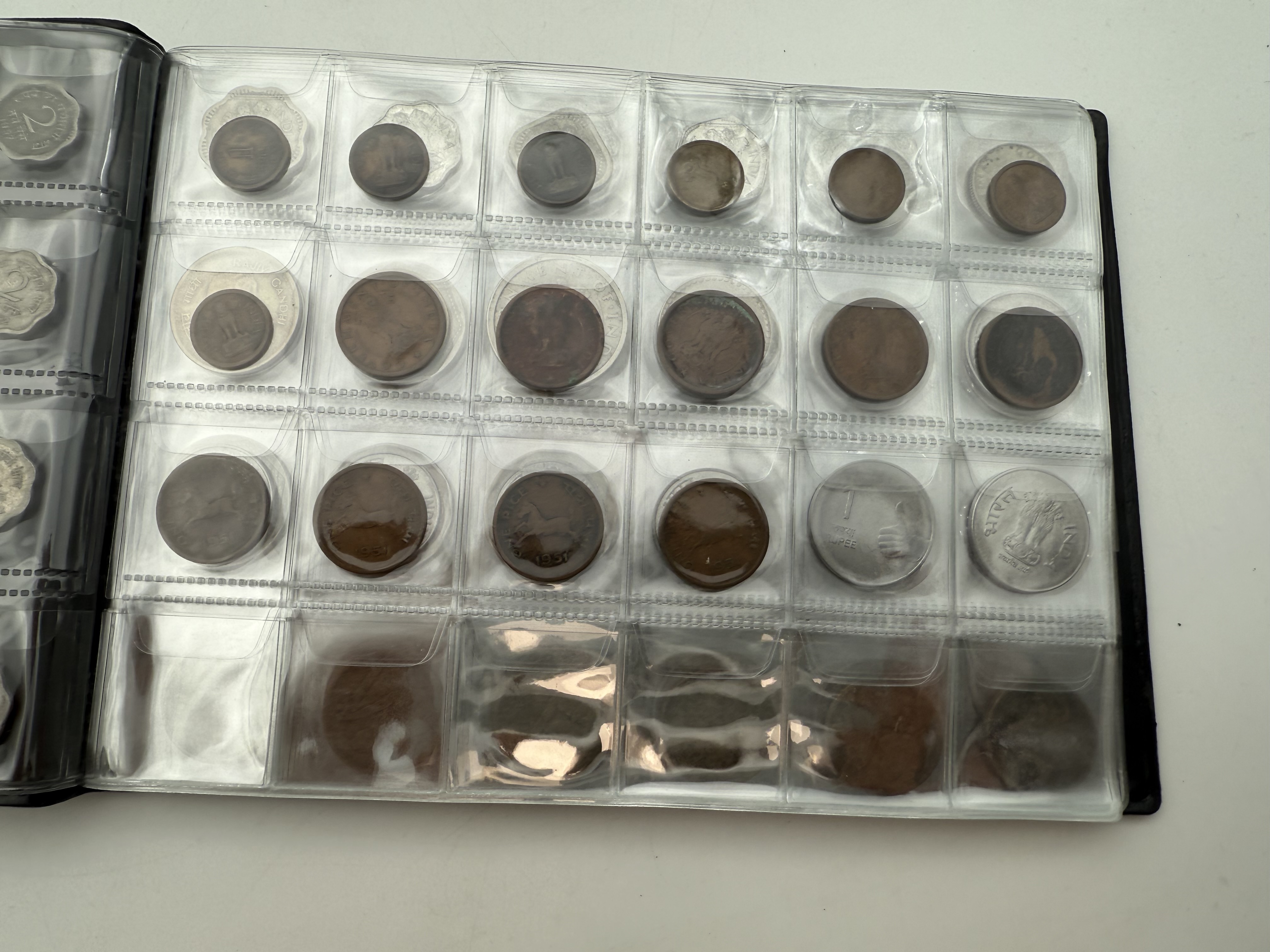 India / Czechoslovakia - a collection of several hundred coins arranged in a special coin album, various conditions ... - 1 16