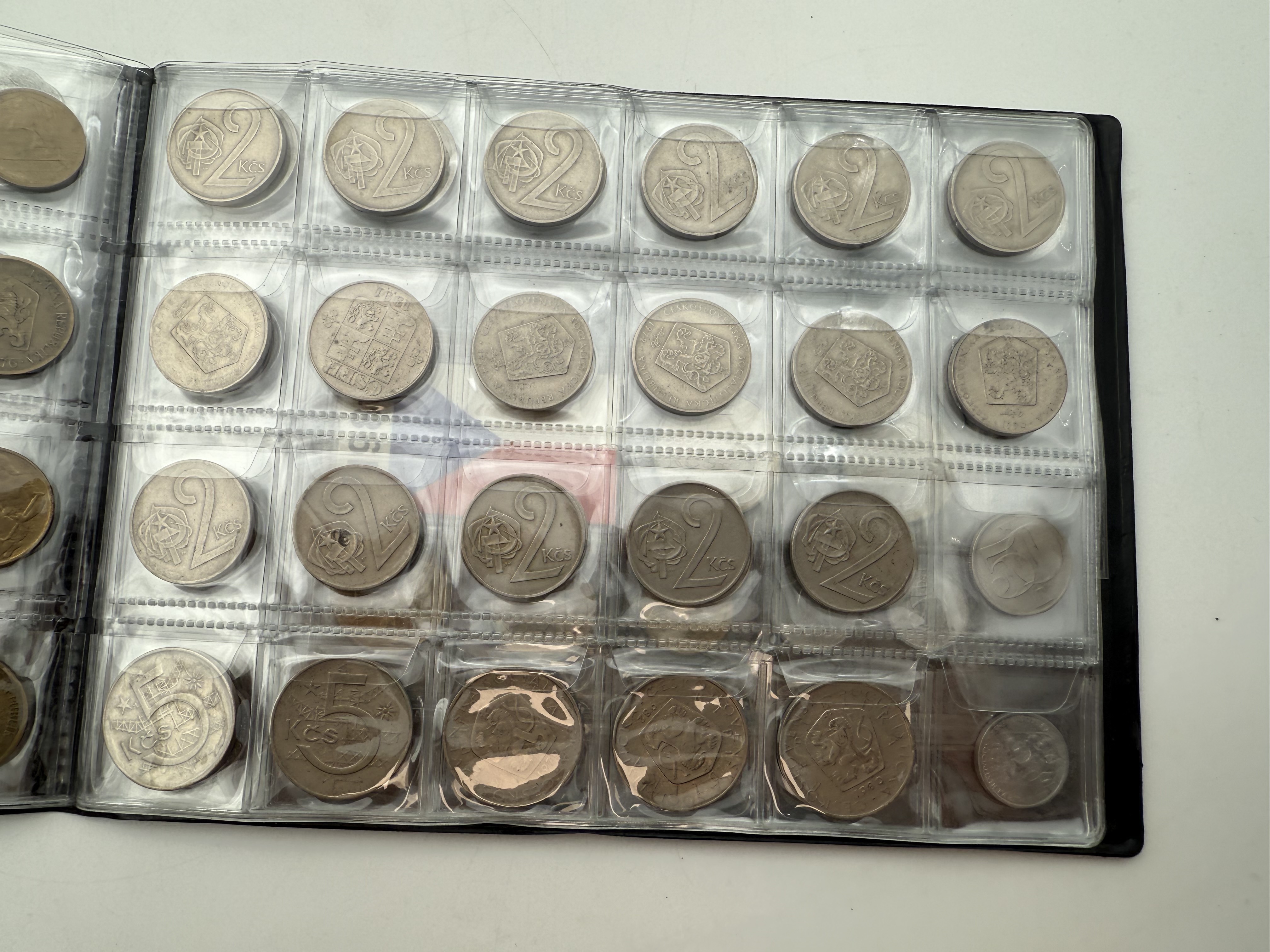 India / Czechoslovakia - a collection of several hundred coins arranged in a special coin album, various conditions ... - 1 6