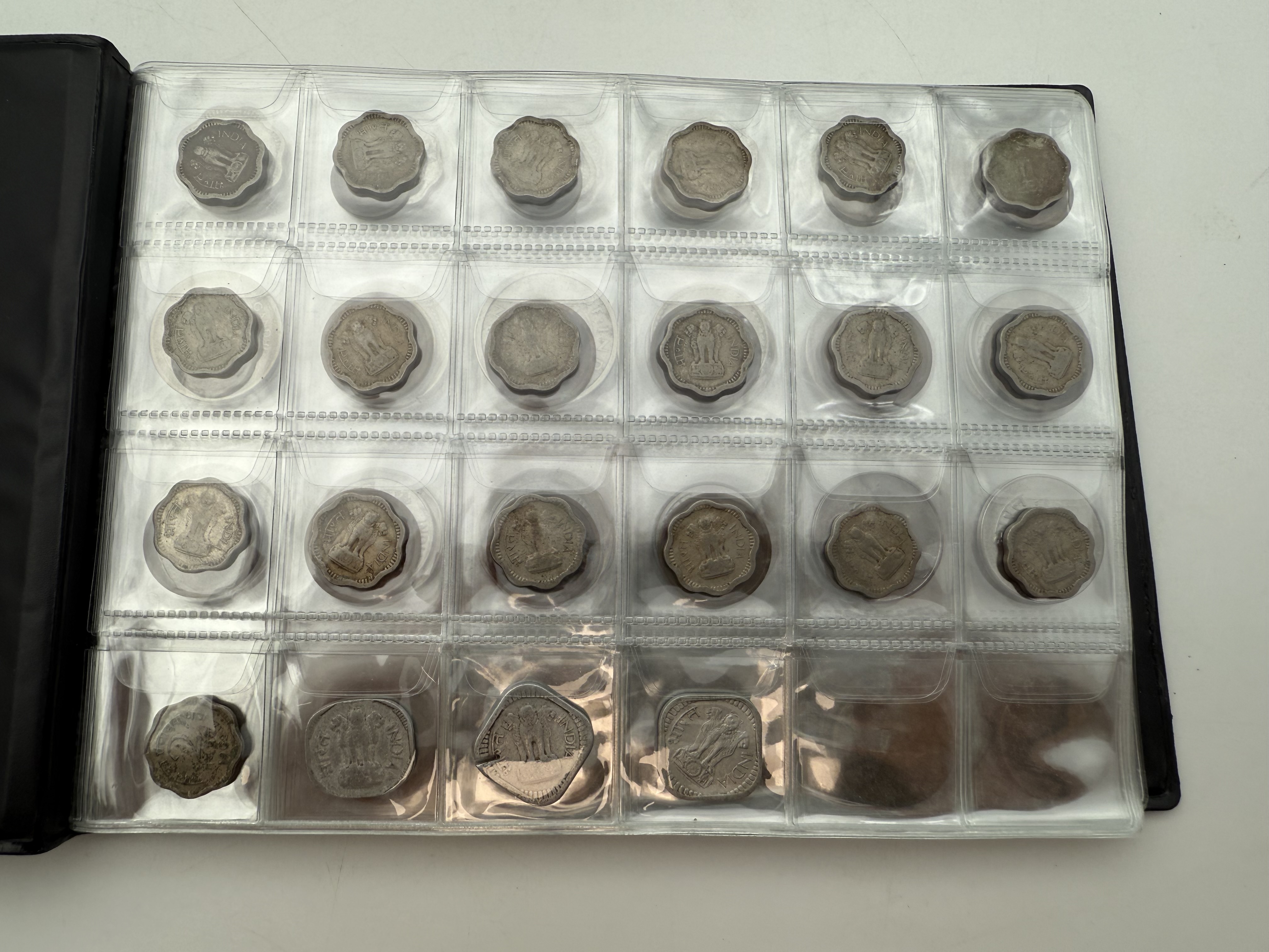 India / Czechoslovakia - a collection of several hundred coins arranged in a special coin album, various conditions ... - 1 12