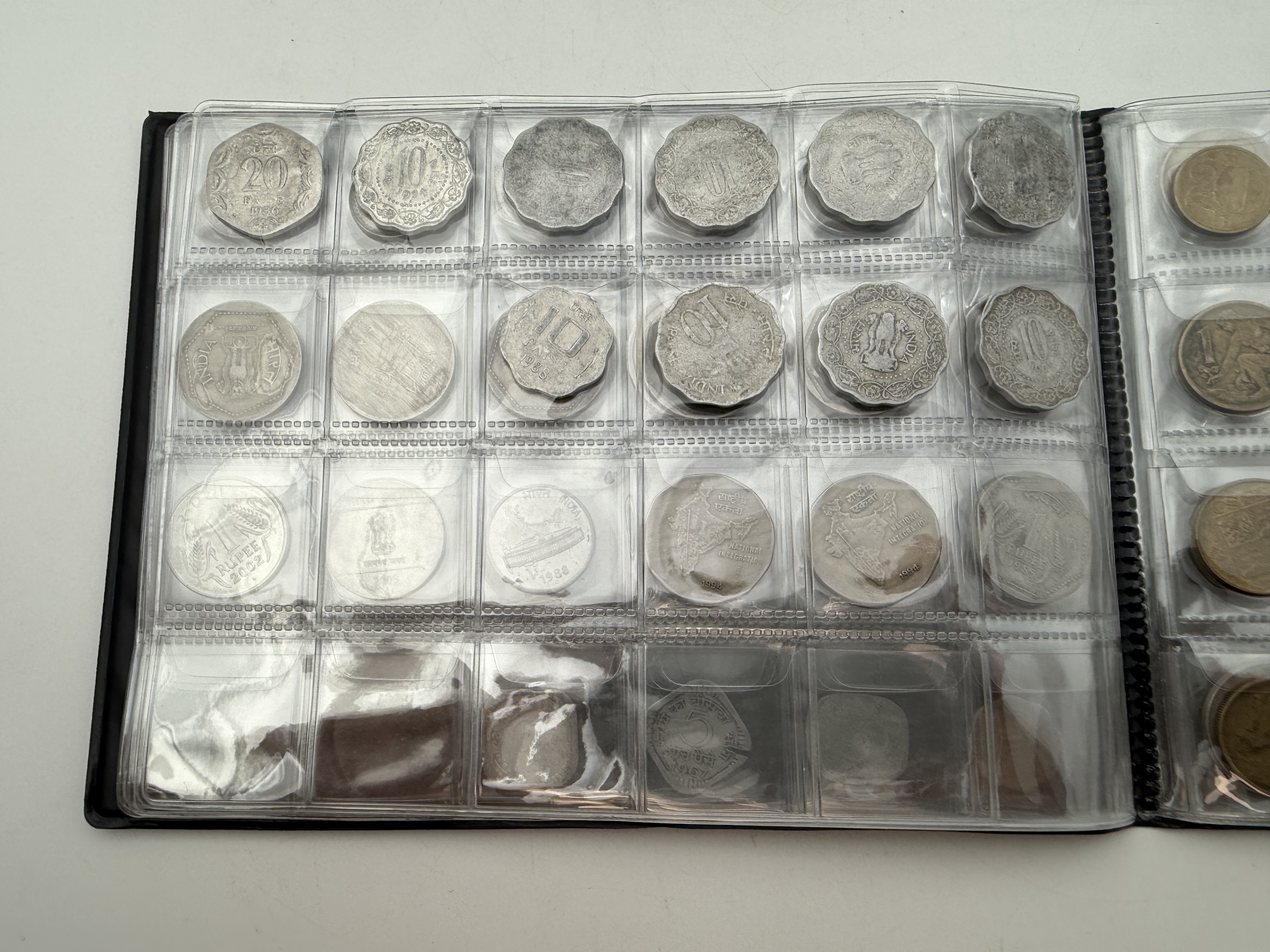 India / Czechoslovakia - a collection of several hundred coins arranged in a special coin album, various conditions ... - 1 3