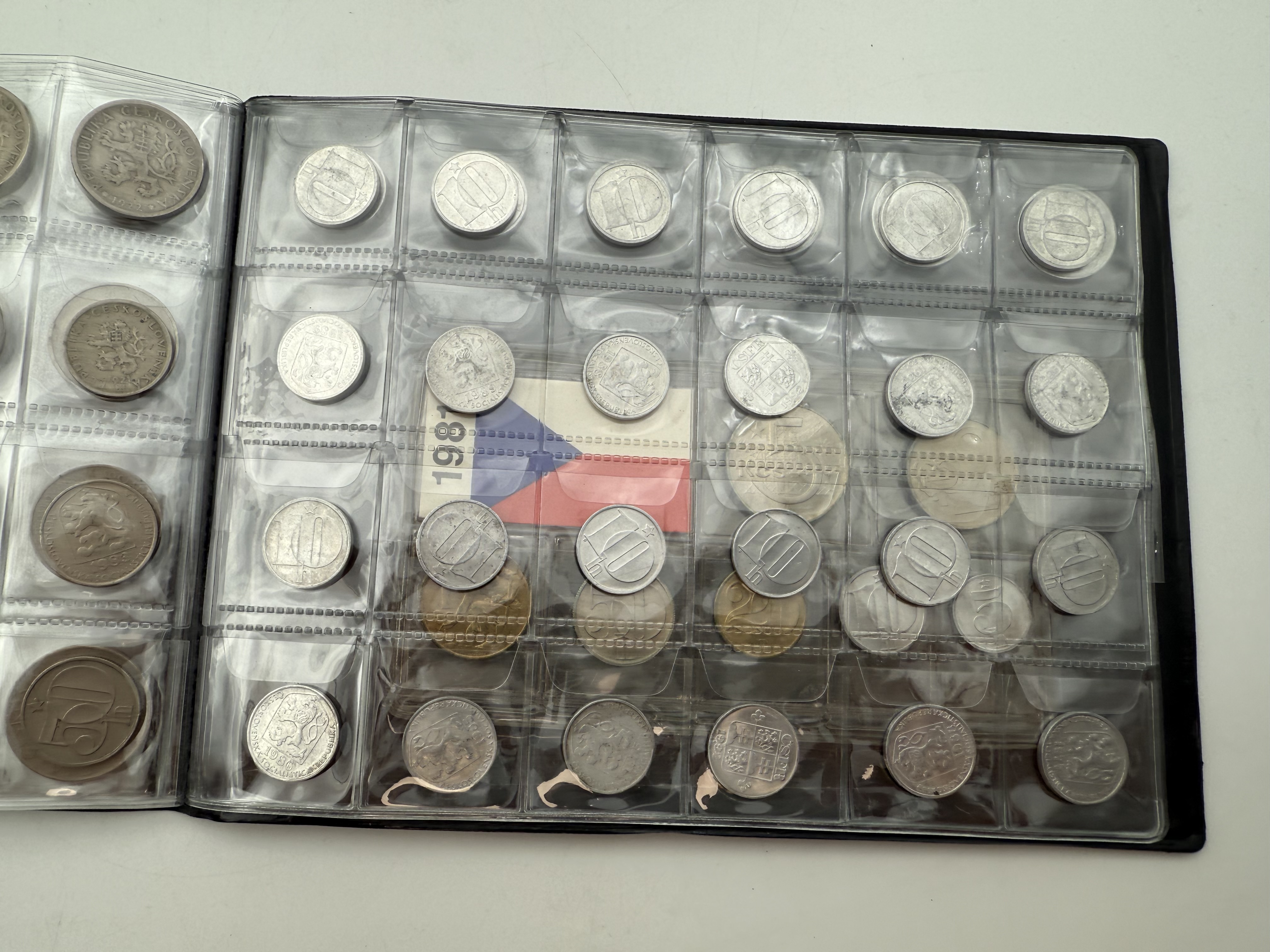 India / Czechoslovakia - a collection of several hundred coins arranged in a special coin album, various conditions ... - 1 10