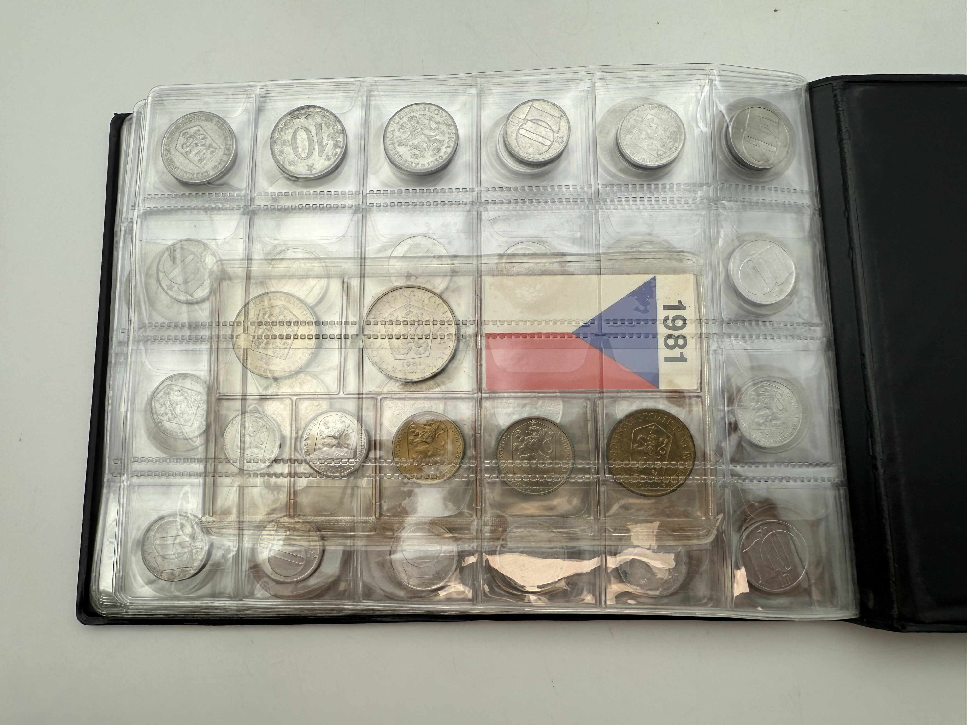 India / Czechoslovakia - a collection of several hundred coins arranged in a special coin album, various conditions ... - 1 14