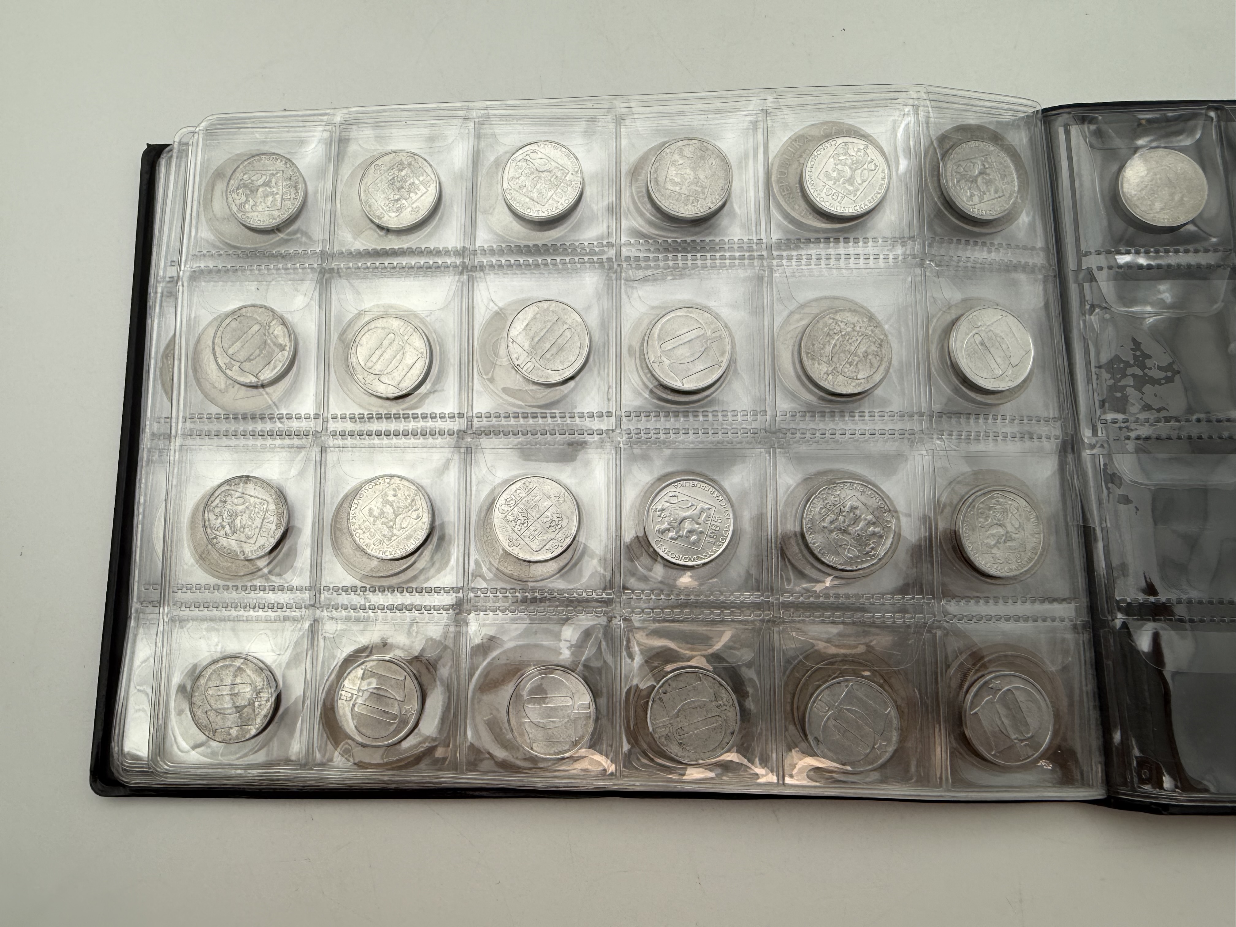 India / Czechoslovakia - a collection of several hundred coins arranged in a special coin album, various conditions ... - 1 11