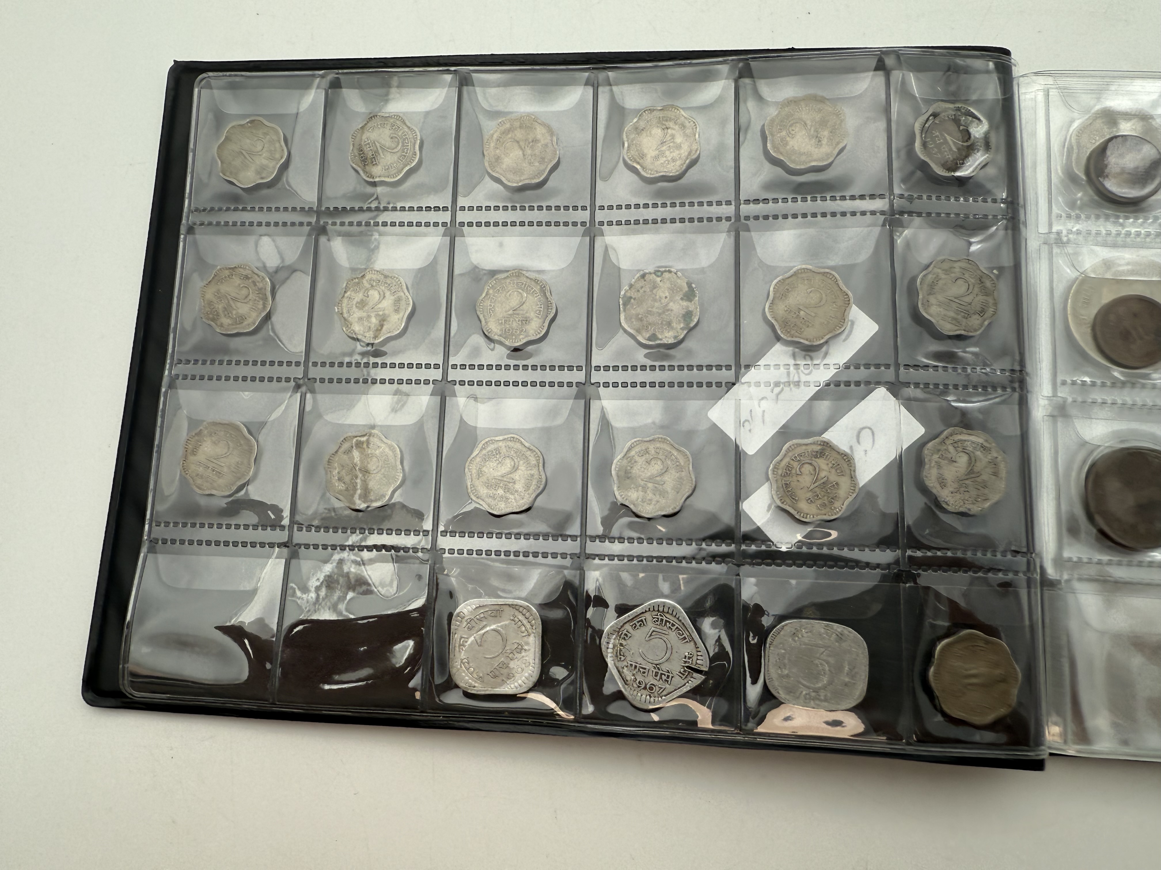 India / Czechoslovakia - a collection of several hundred coins arranged in a special coin album, various conditions ... - 1 15