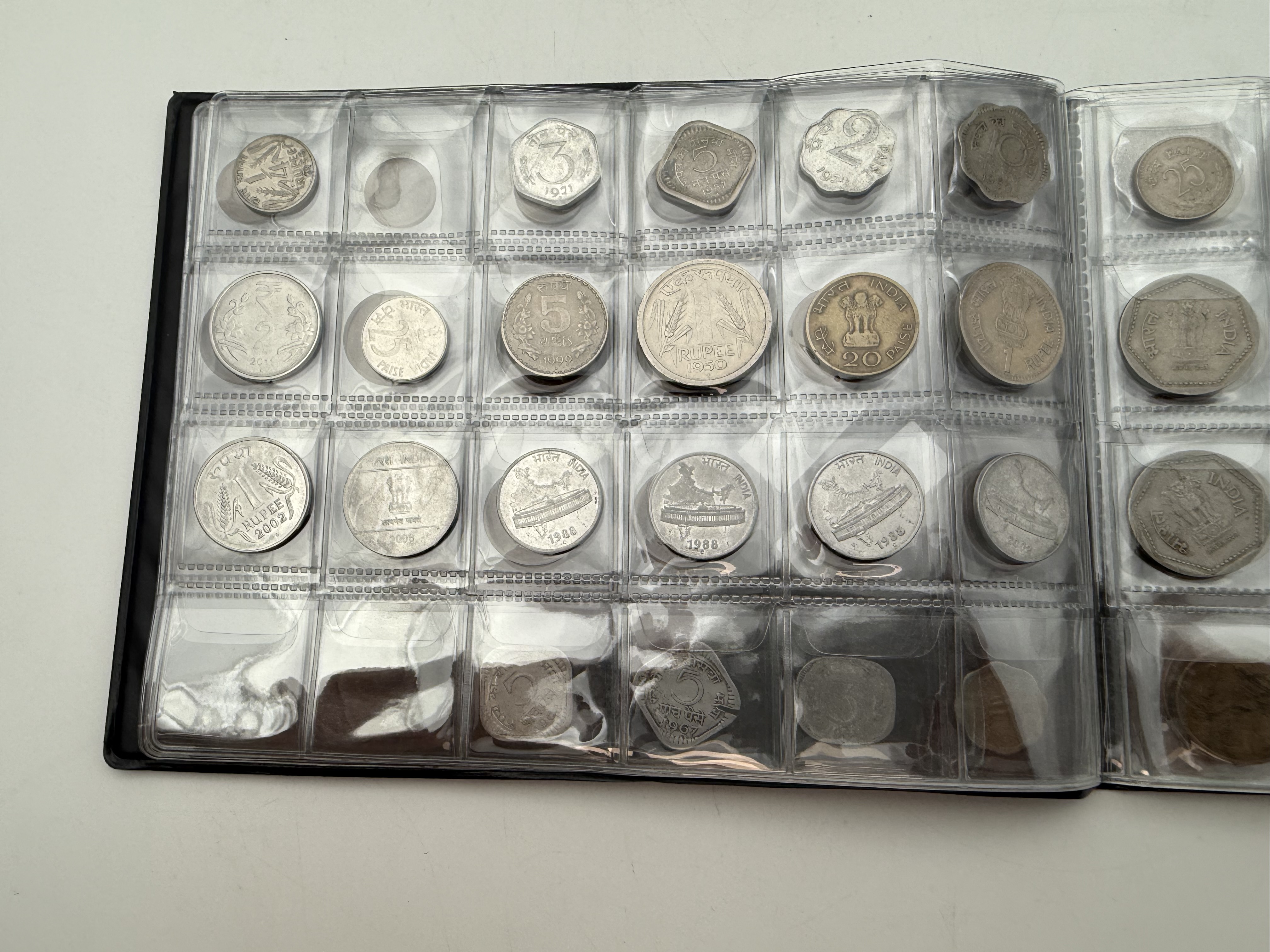 India / Czechoslovakia - a collection of several hundred coins arranged in a special coin album, various conditions ... - 1 19