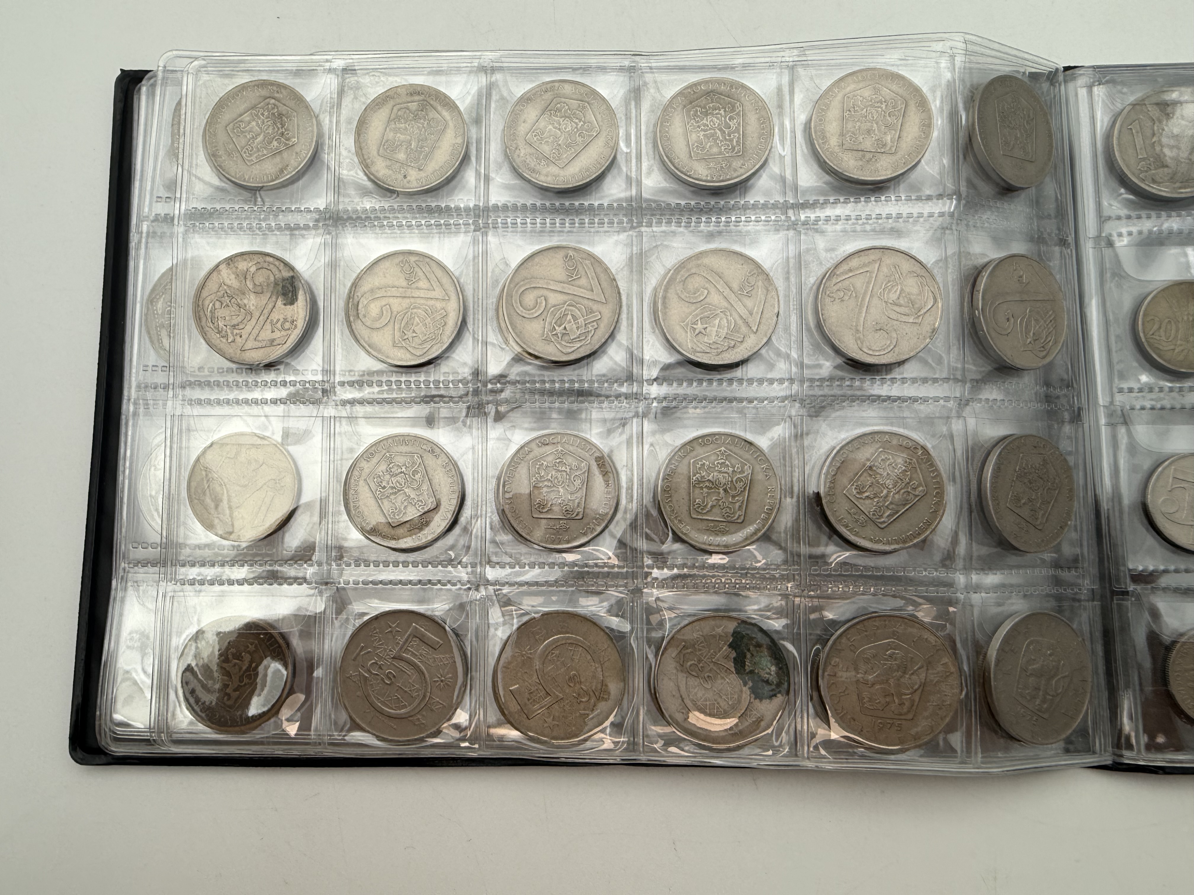 India / Czechoslovakia - a collection of several hundred coins arranged in a special coin album, various conditions ... - 1 7