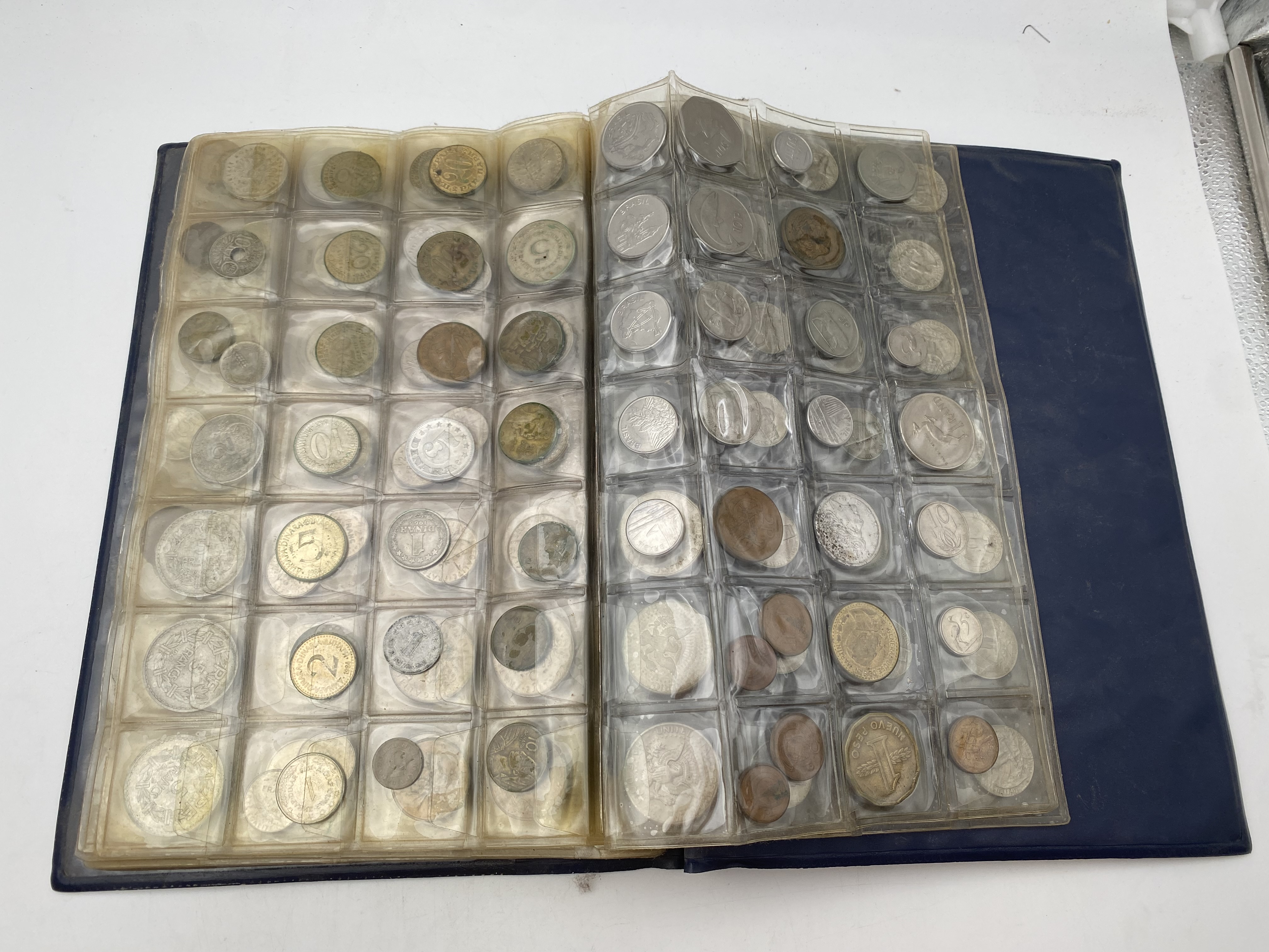 World - World Coin Album, contains a very large amount of coins, some of which are made of silver - 1 7