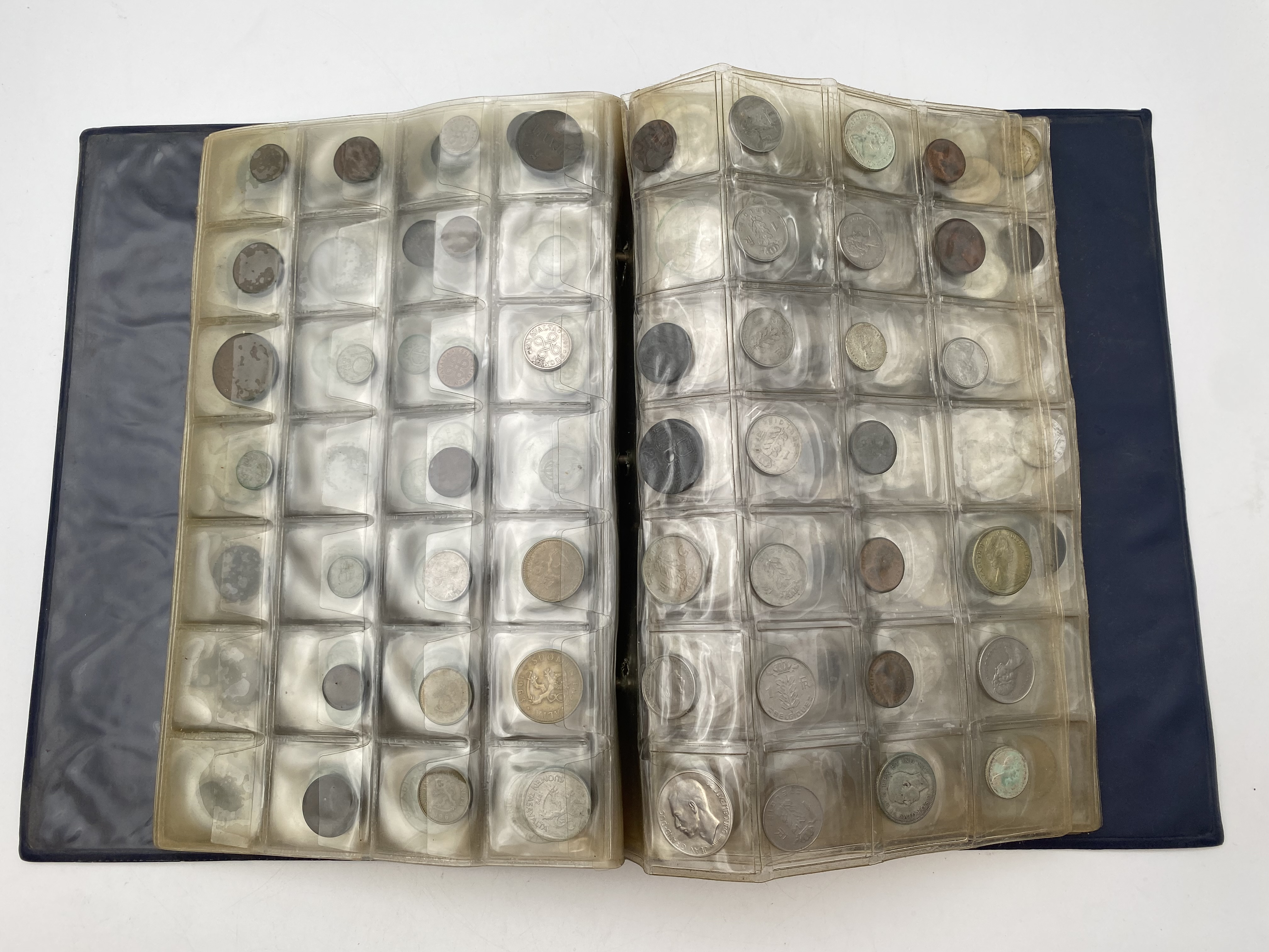 World - World Coin Album, contains a very large amount of coins, some of which are made of silver - 1 12