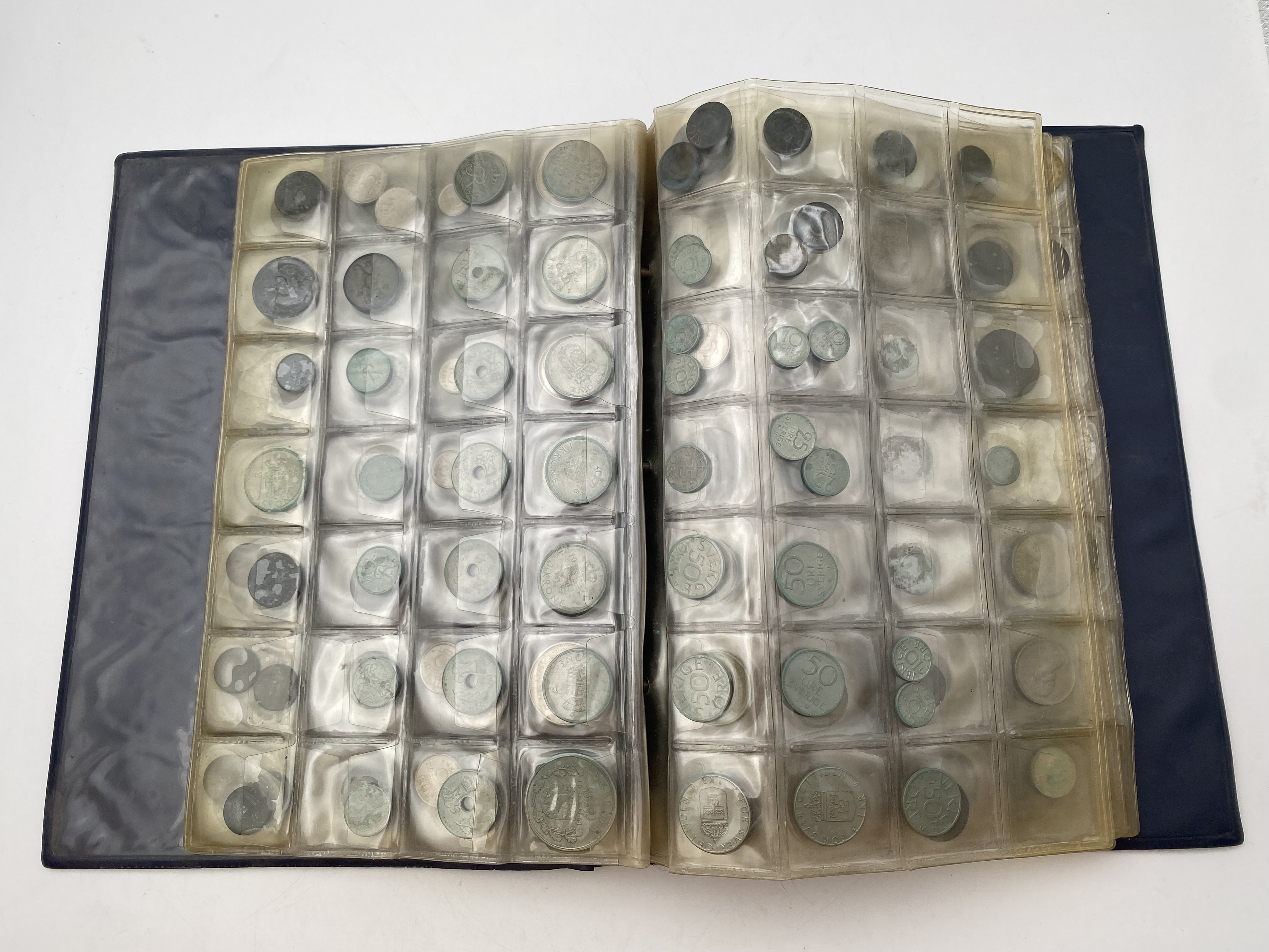 World - World Coin Album, contains a very large amount of coins, some of which are made of silver - 1 1