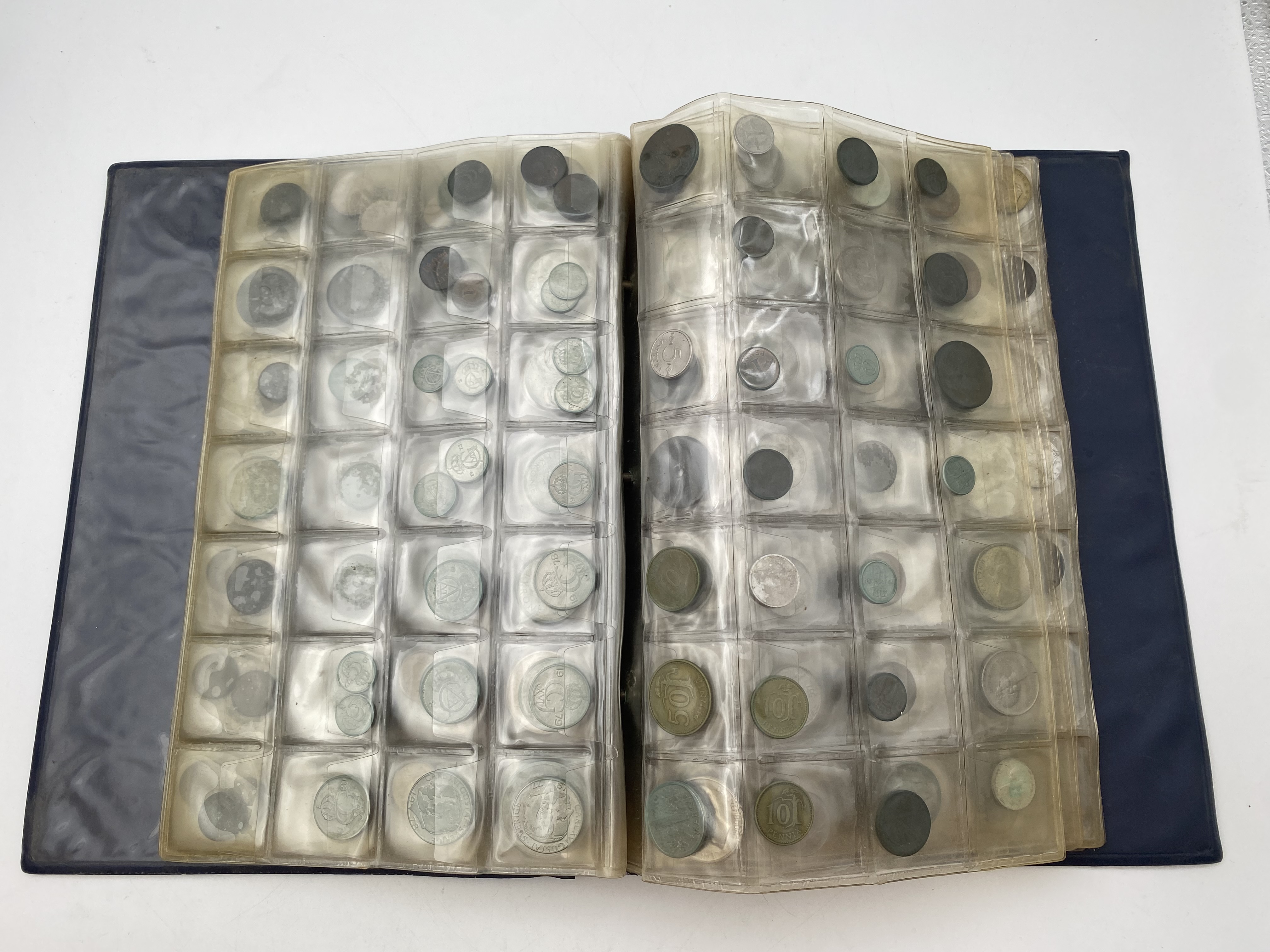World - World Coin Album, contains a very large amount of coins, some of which are made of silver - 1 0