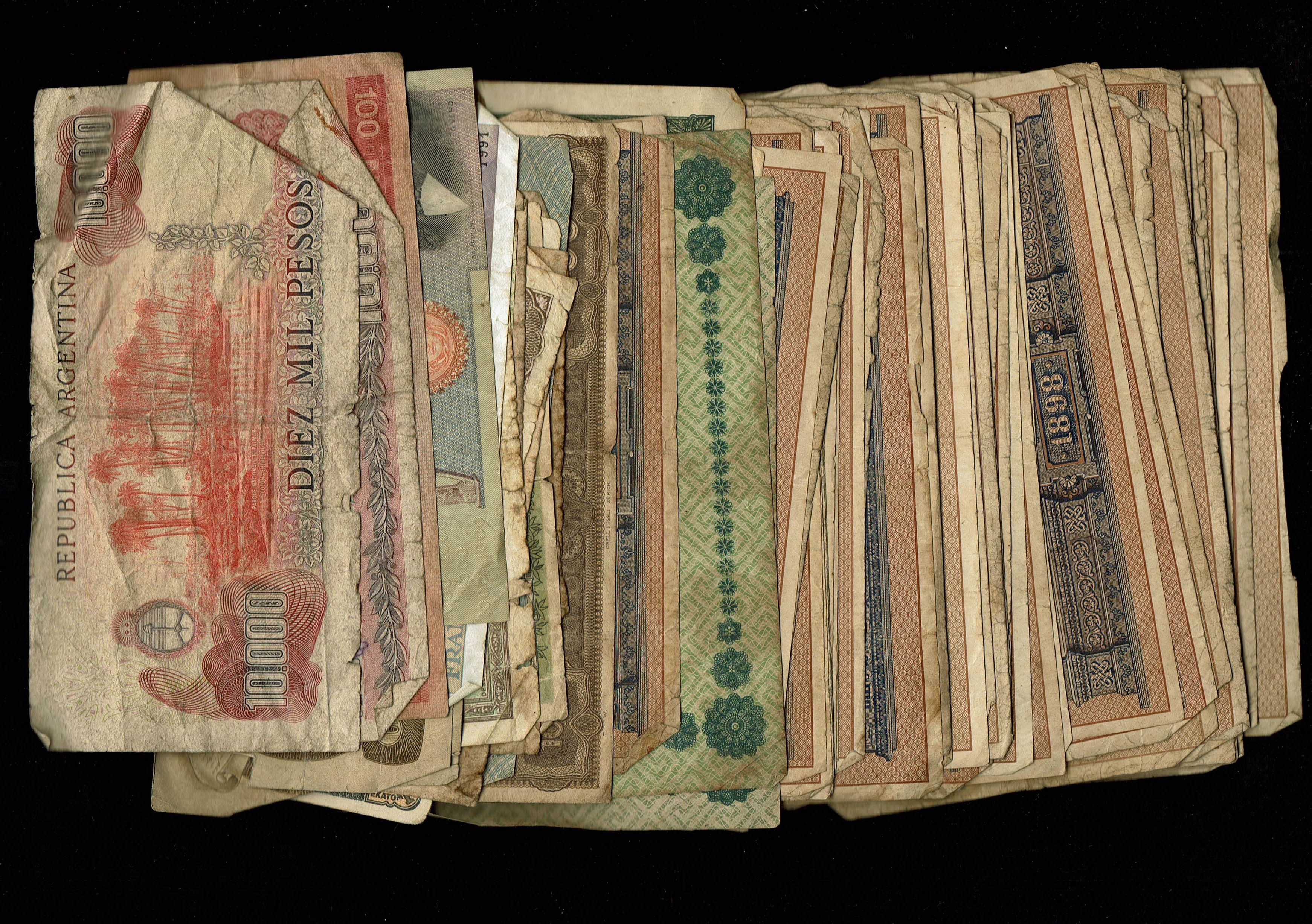 Eastern Europe / Soviet Union - Many hundreds of unsorted banknotes which have been collected over several years ... - 1 2