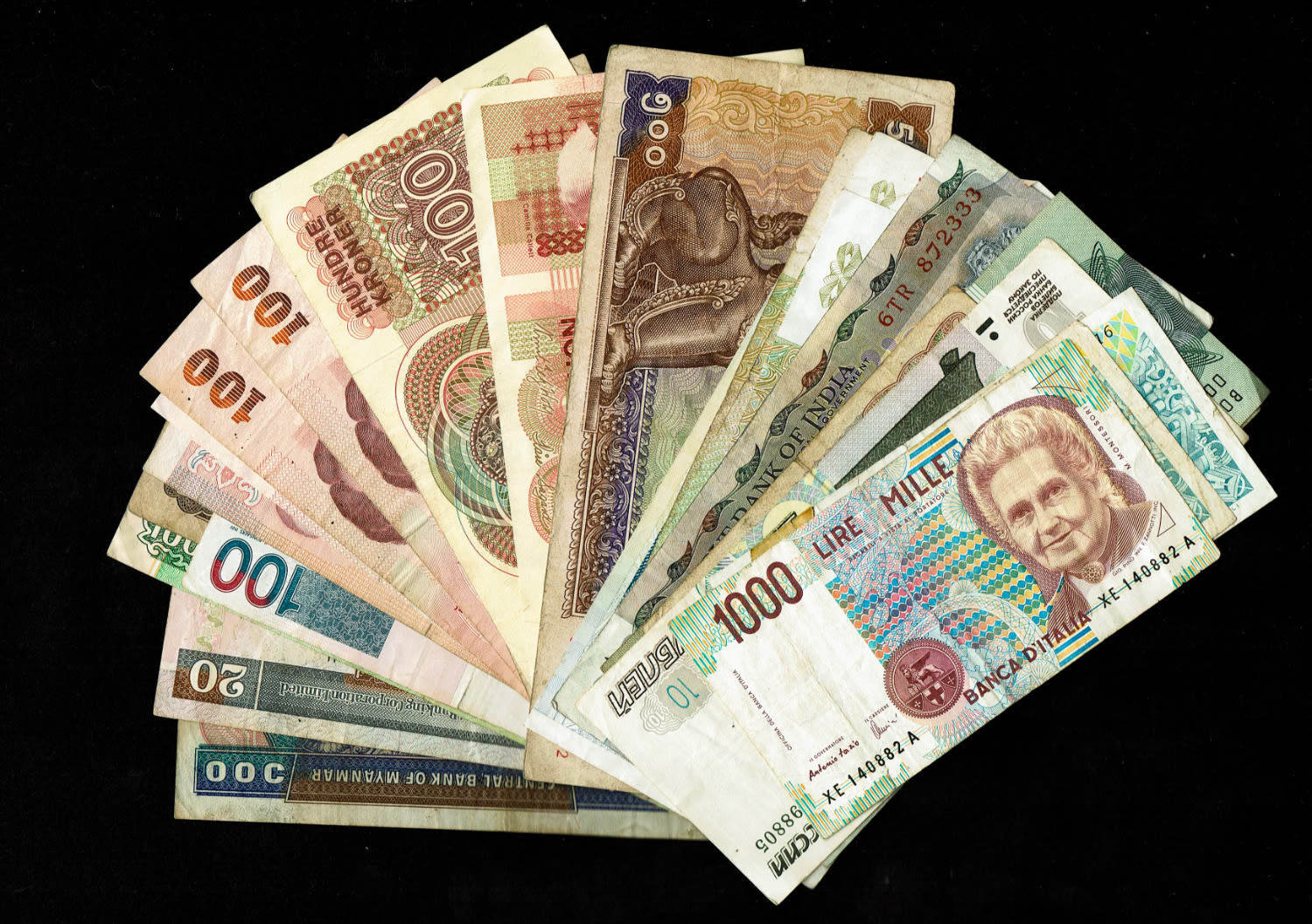 World - a large collection of world banknotes - there are quite a few photos, we recommend going through them all ... - 1 7